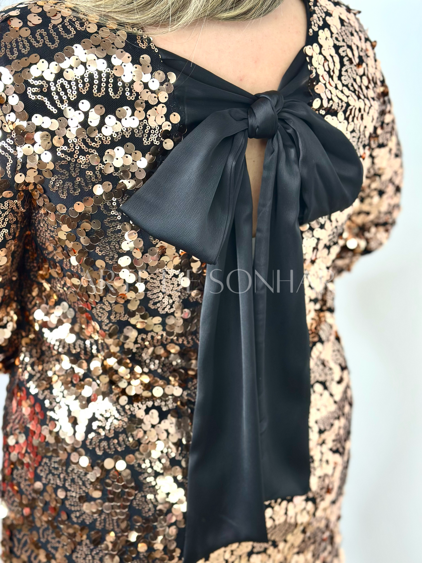 Vestido de lantejoulas com laço de cetim