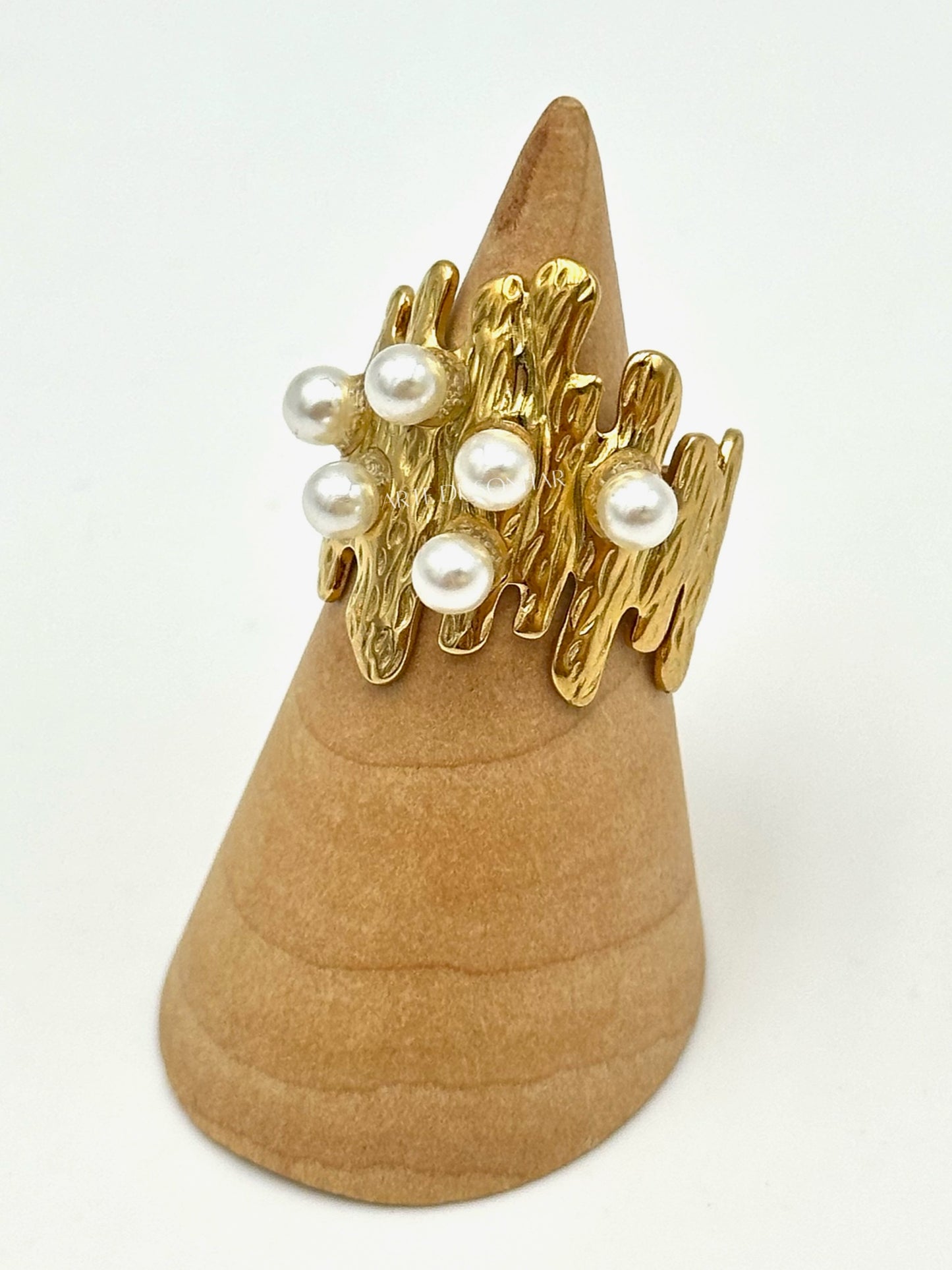 Anel estilo tronco com pérolas