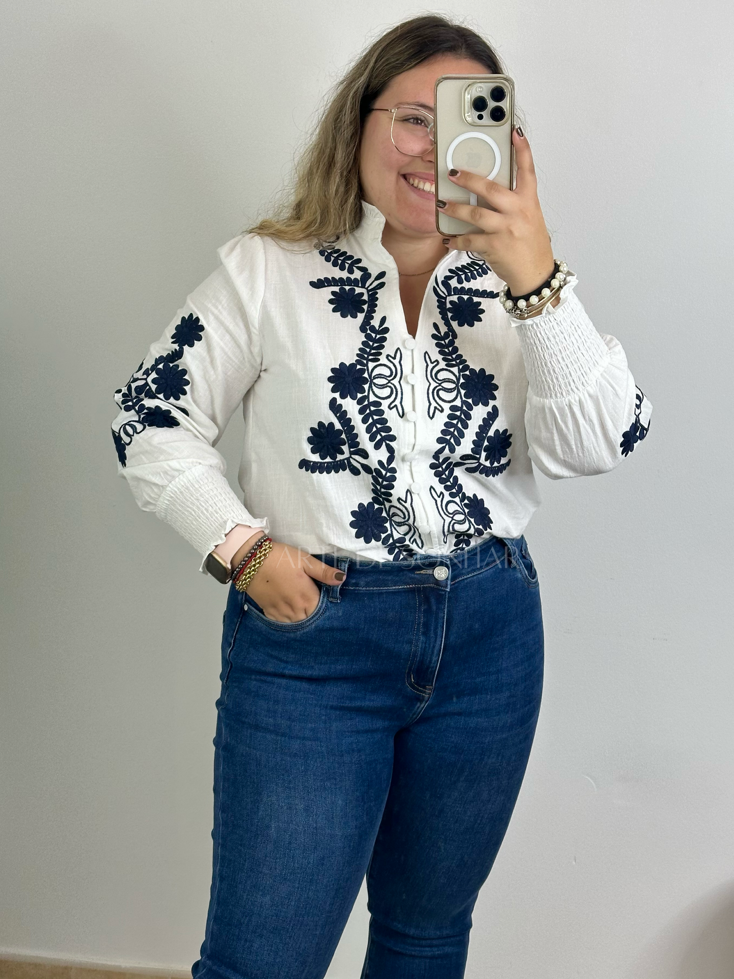 Blusa dos bordados azuis