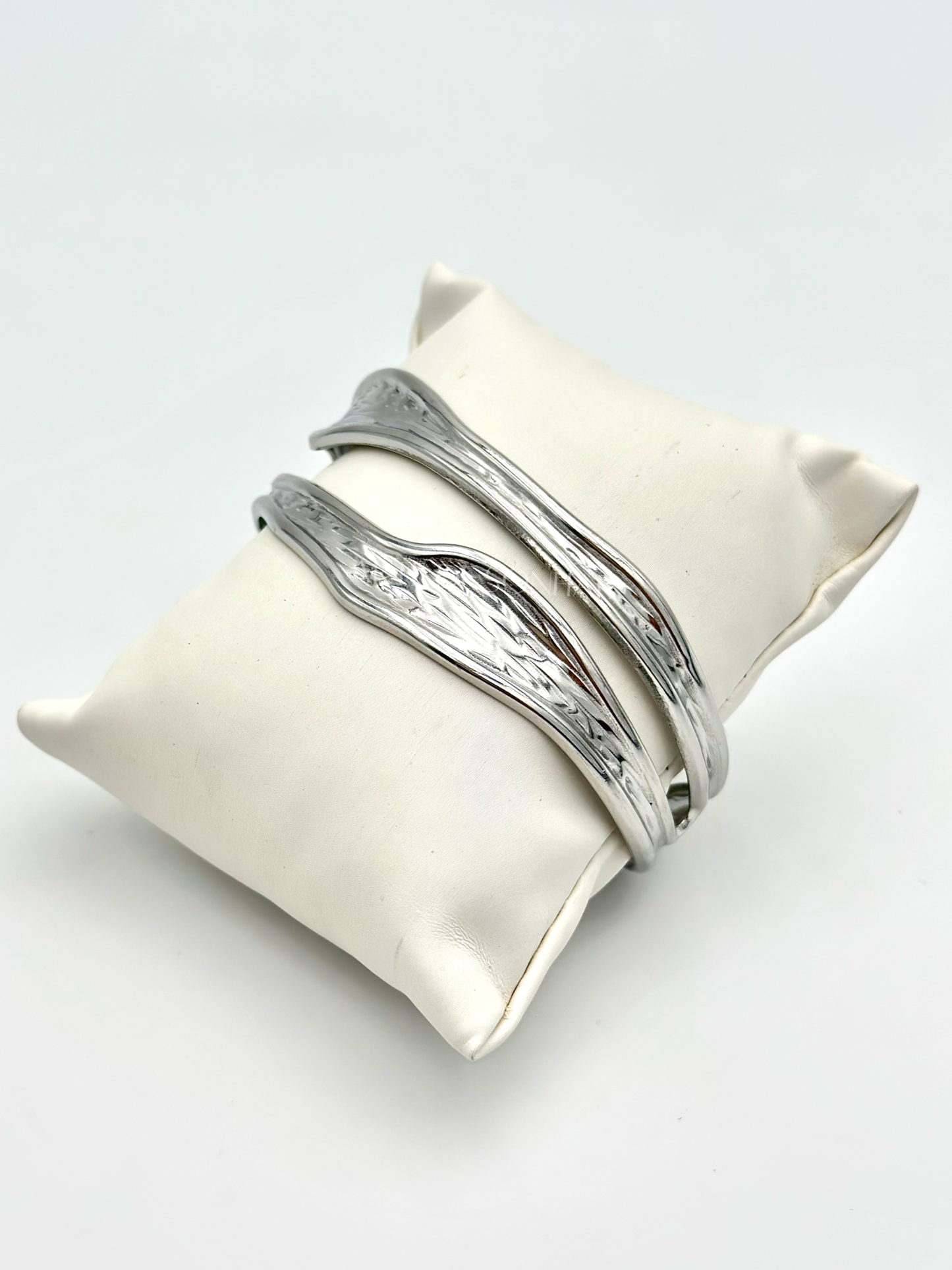 Pulseira prateada com efeitos torcidos