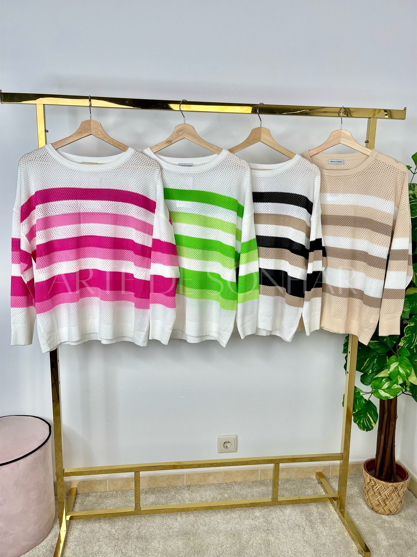 Camisola perfurada com riscas