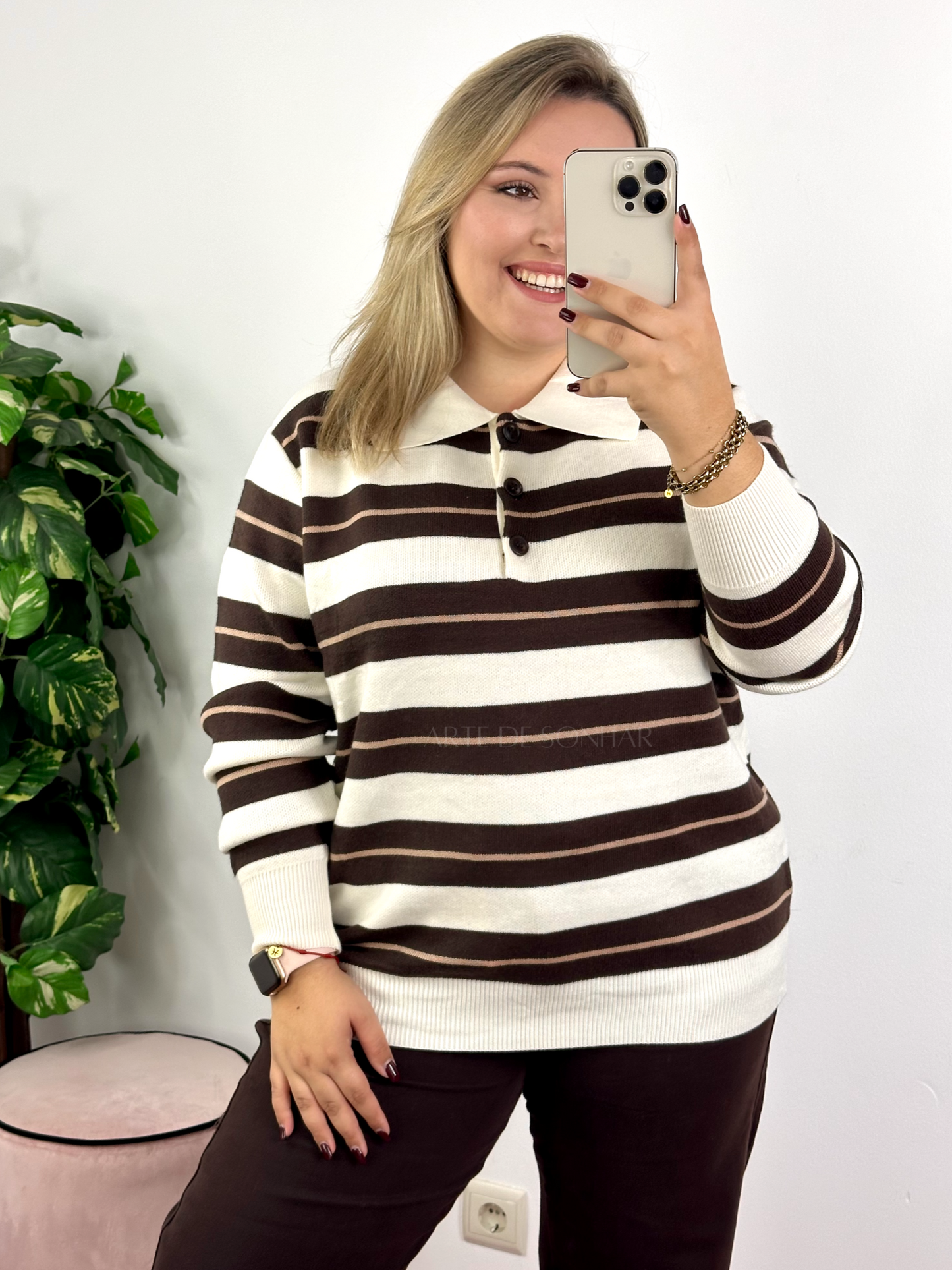 Polo de riscas bege e castanho