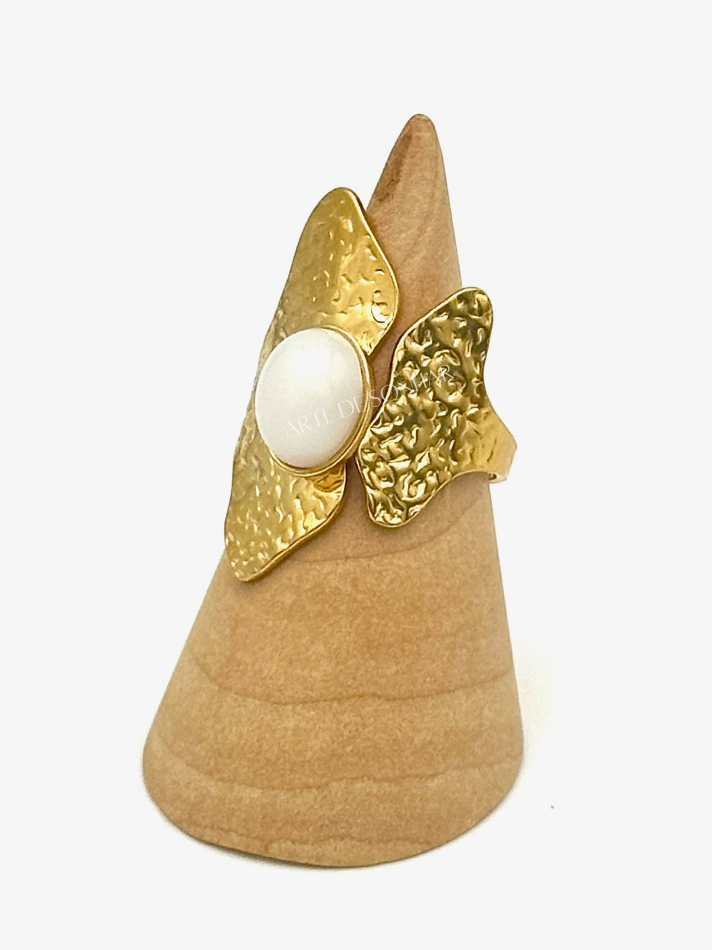 Anel efeito martelado com bolinha branca