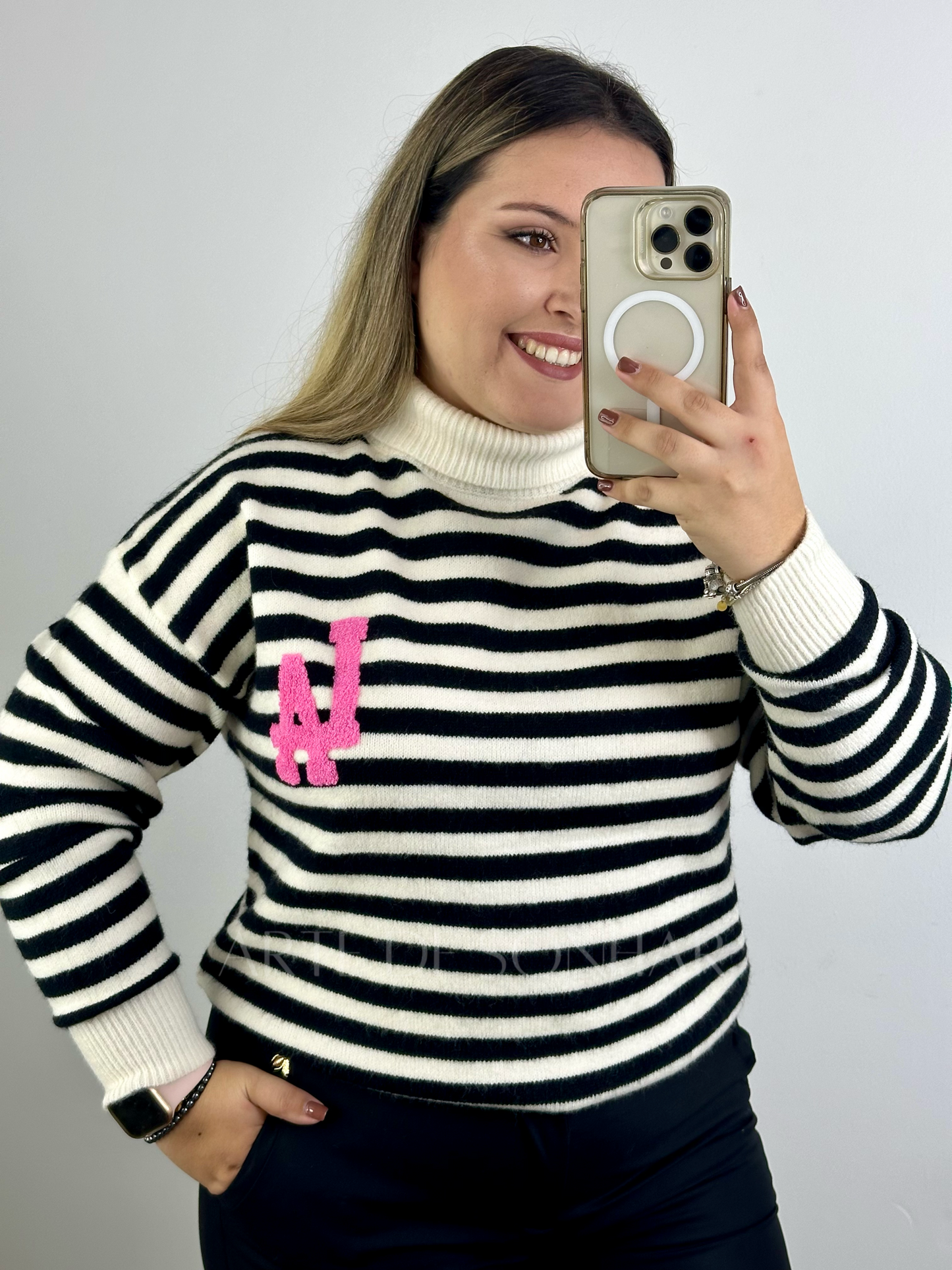 Camisola de gola com riscas e “LA”