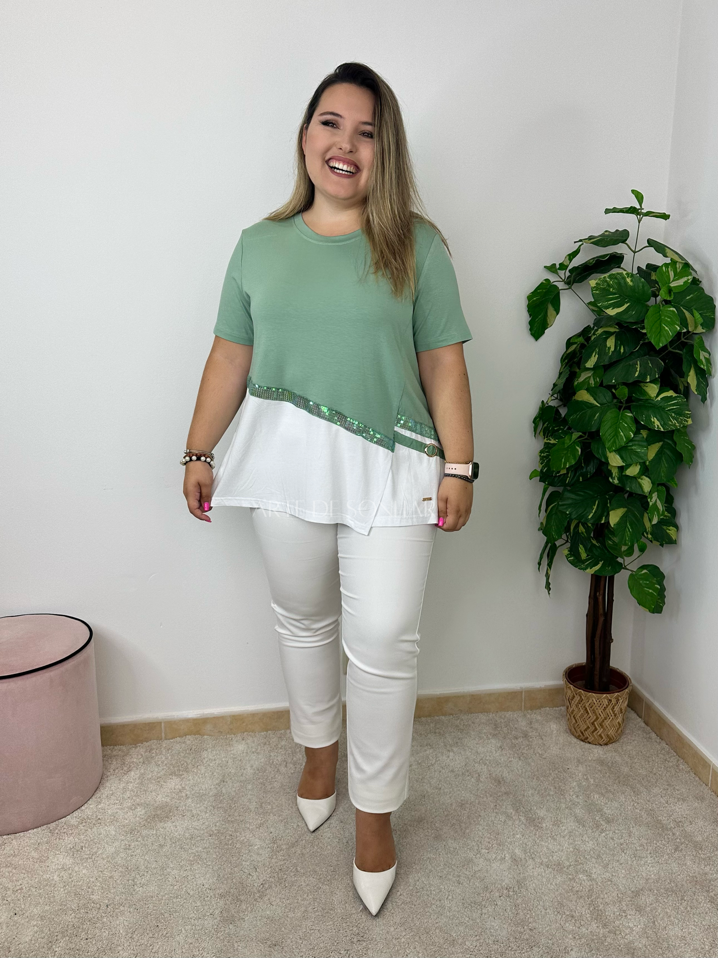 T-shirt com lantejoulas e duas cores