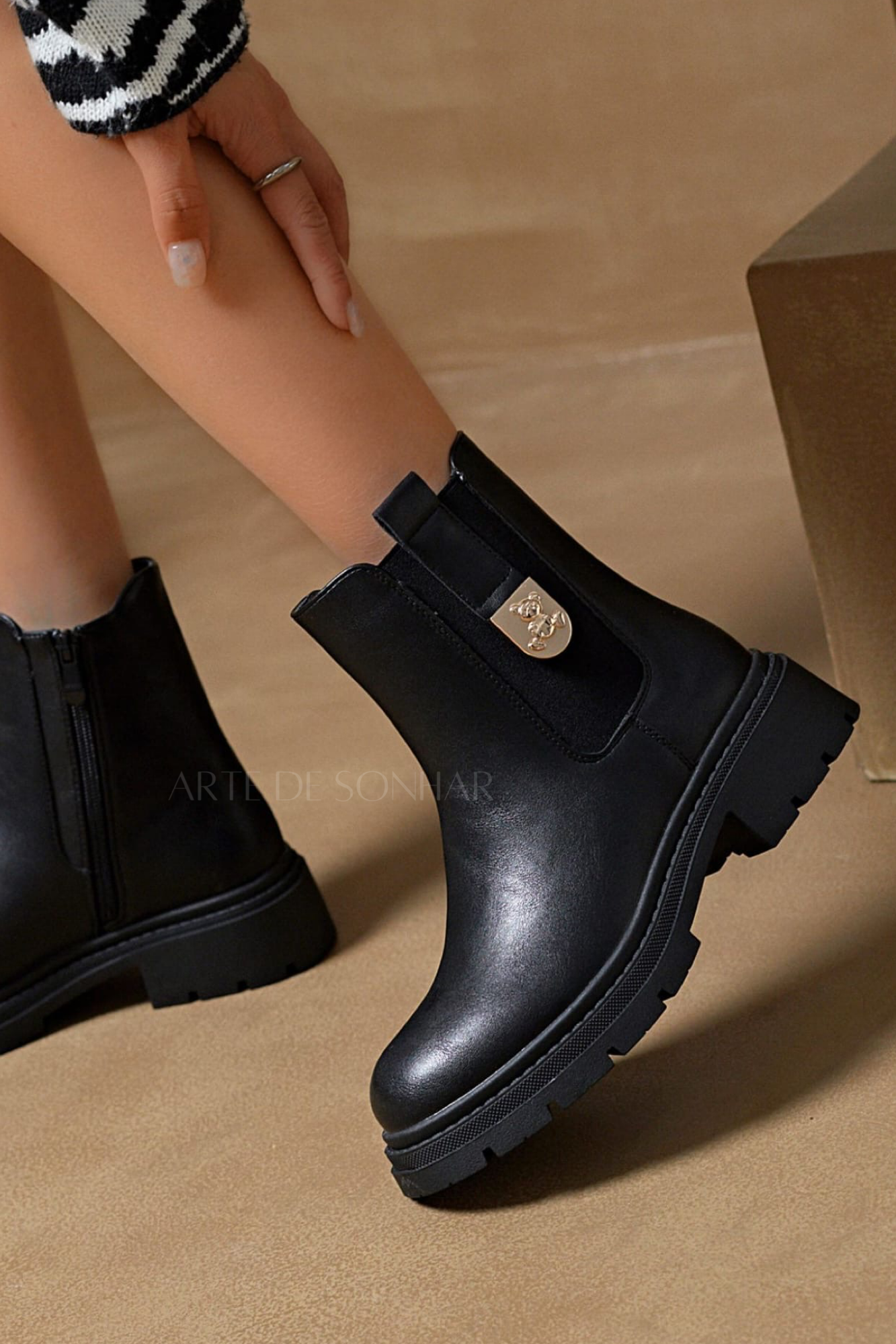 Botas pretas com ursinho