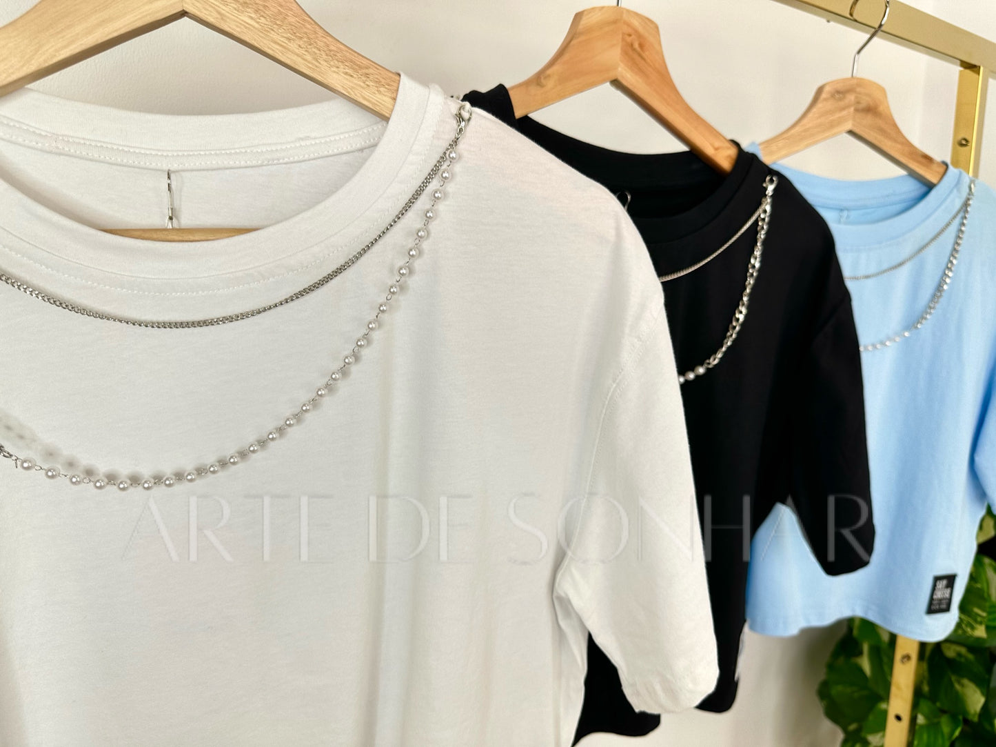 T-shirts curtas com aplique de pérolas e corrente
