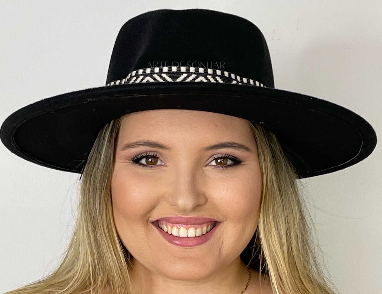 Chapéu preto com padrão étnico