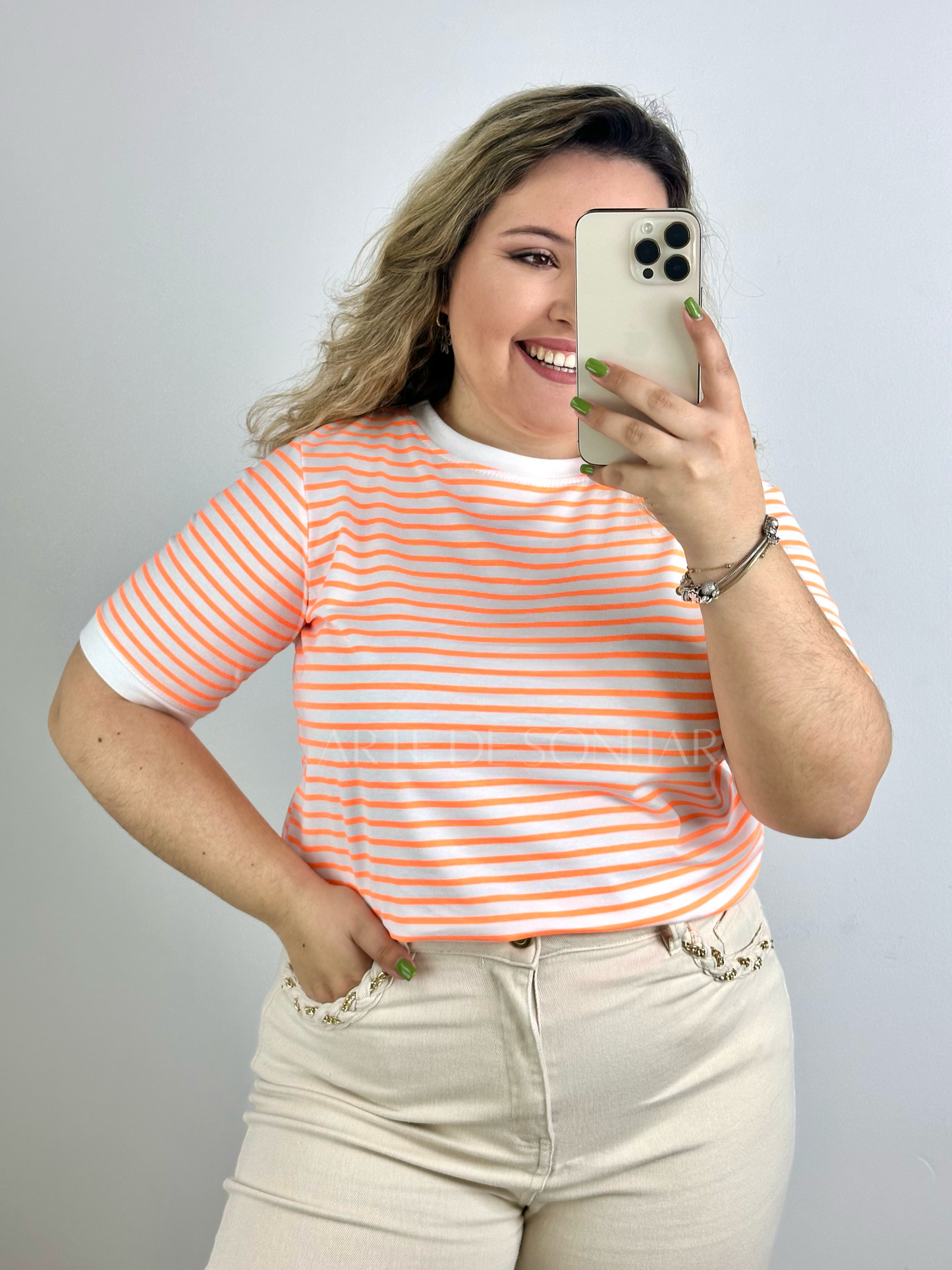 T-shirt de riscas branca e laranja