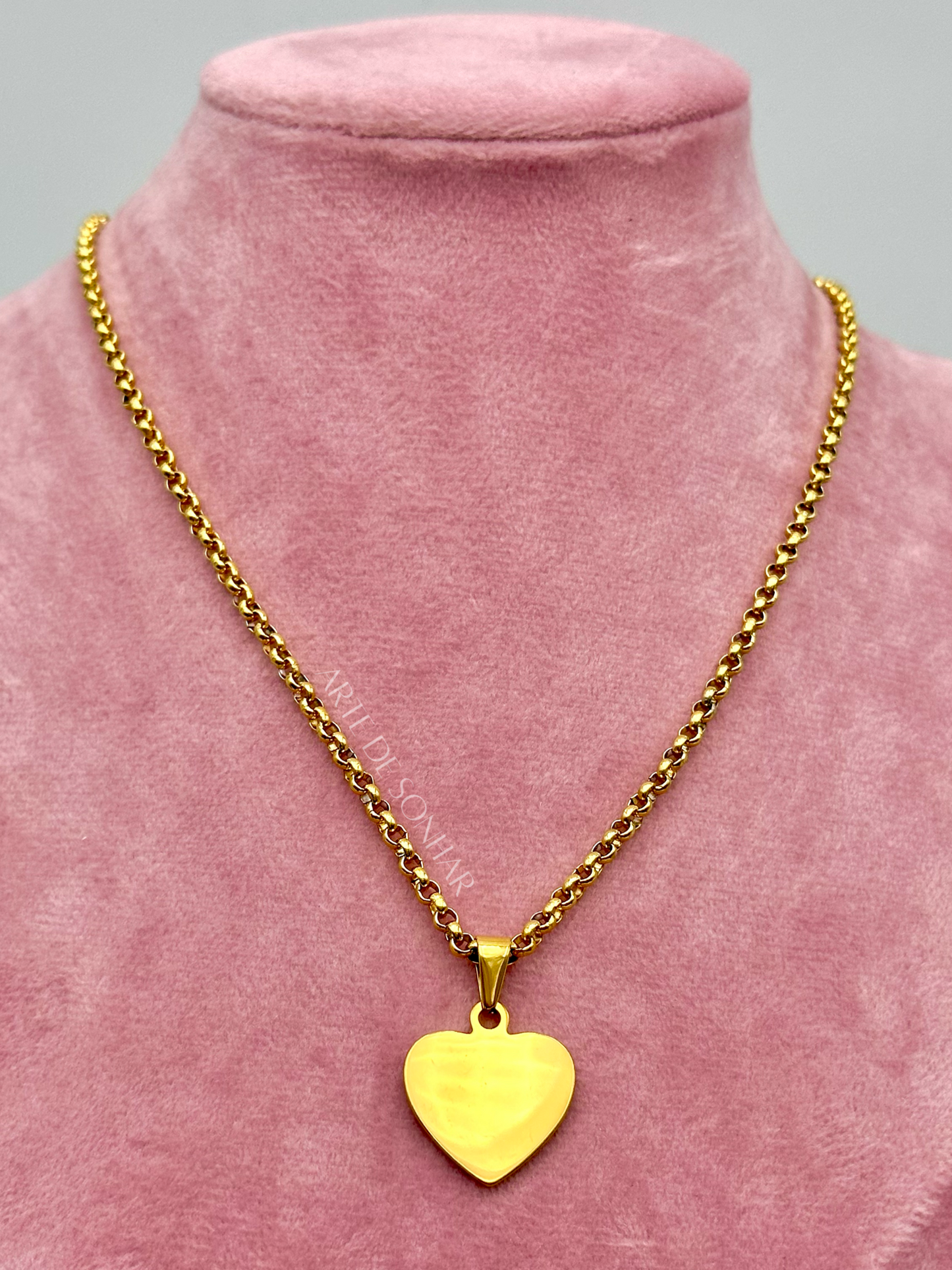 Colar dourado com coração espalmado