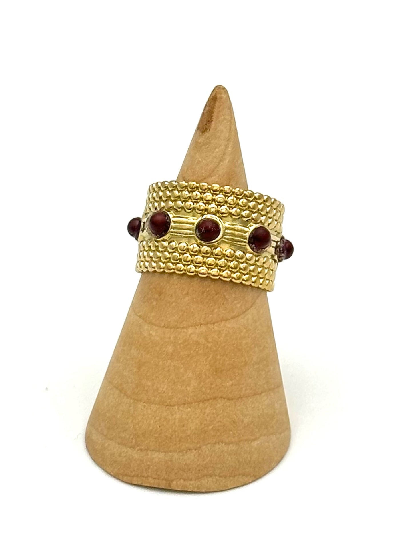Anel largo com bolinhas e pedras castanhas