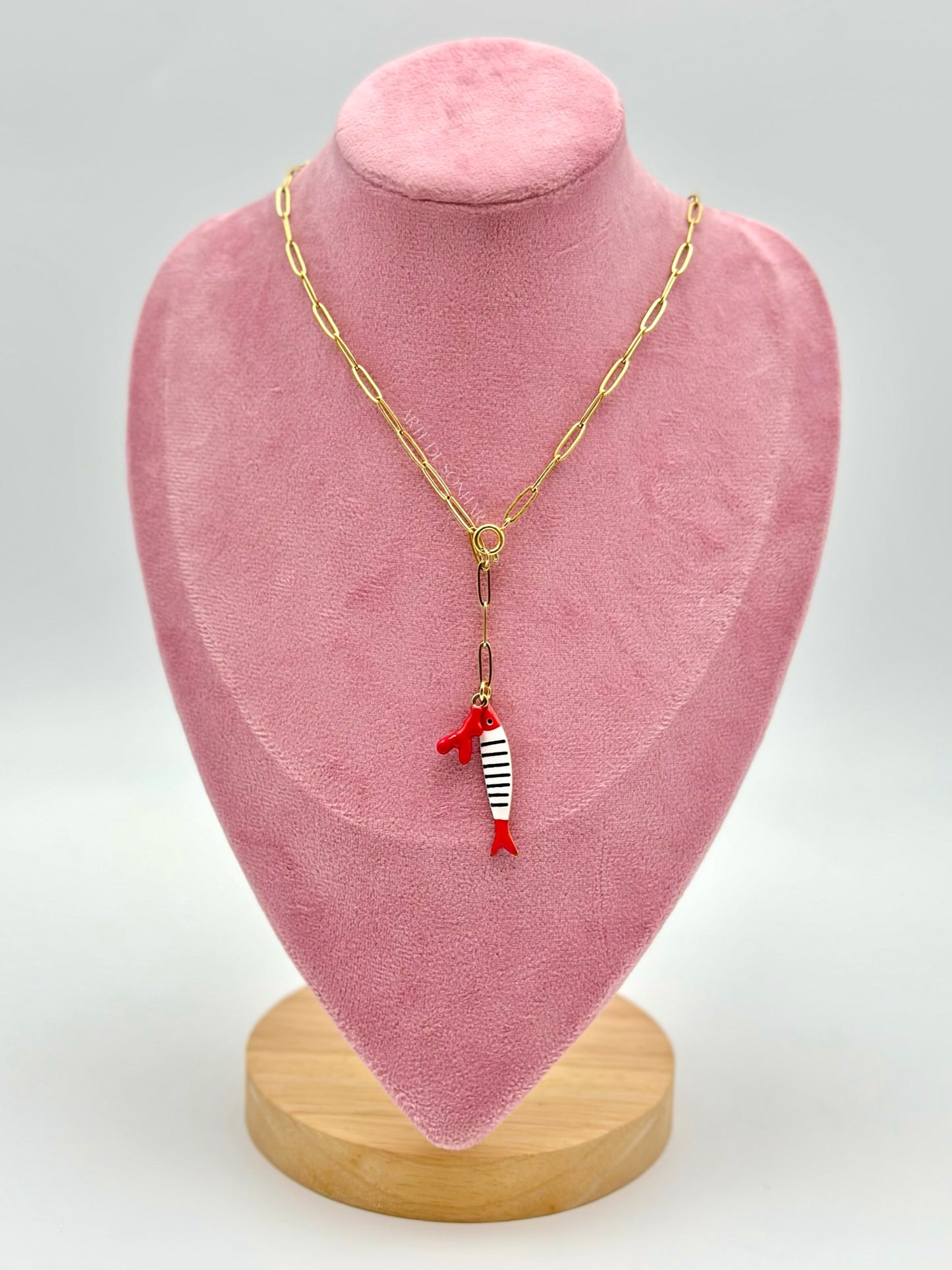 Colar do peixinho com riscas pretas