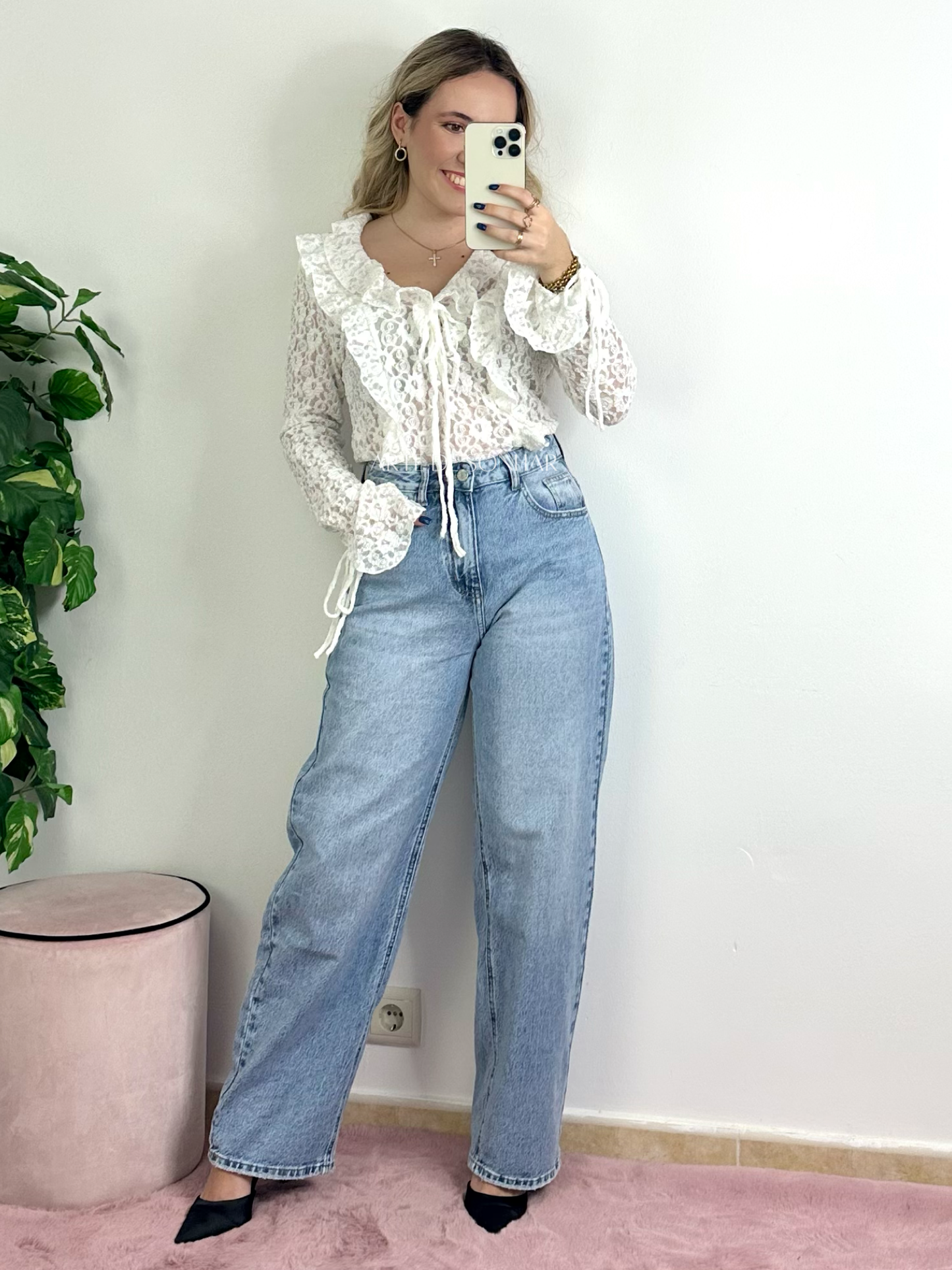 Blusa de renda com atilhos branca