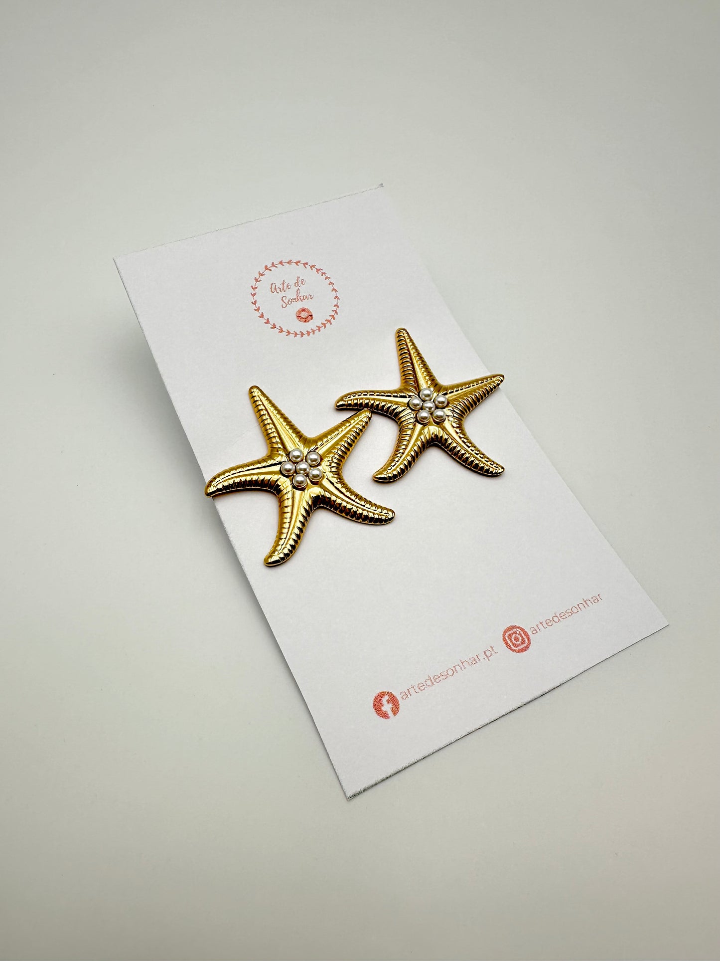 Brinco de estrela do mar dourado