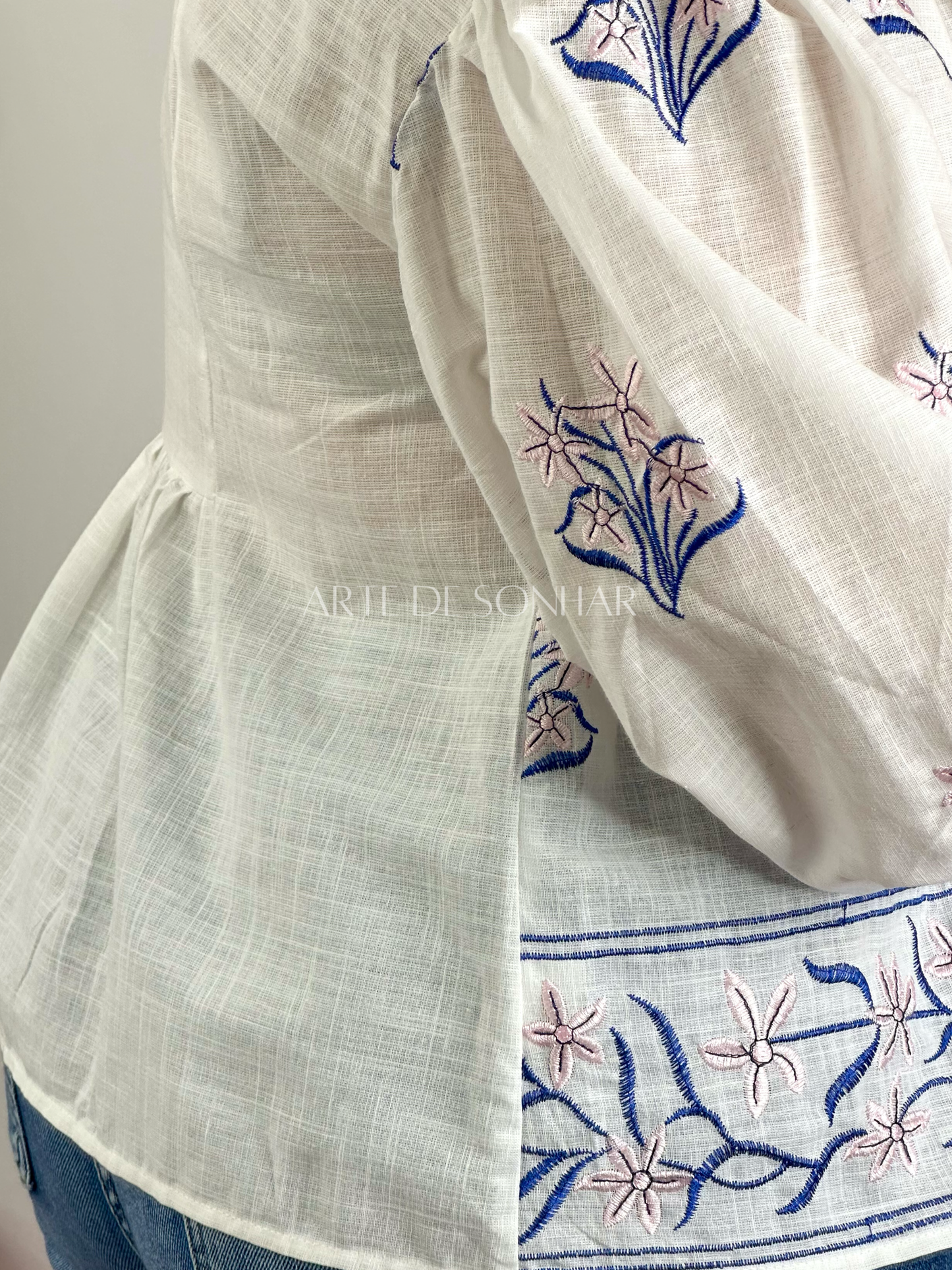 Blusa de flores rosa e azul