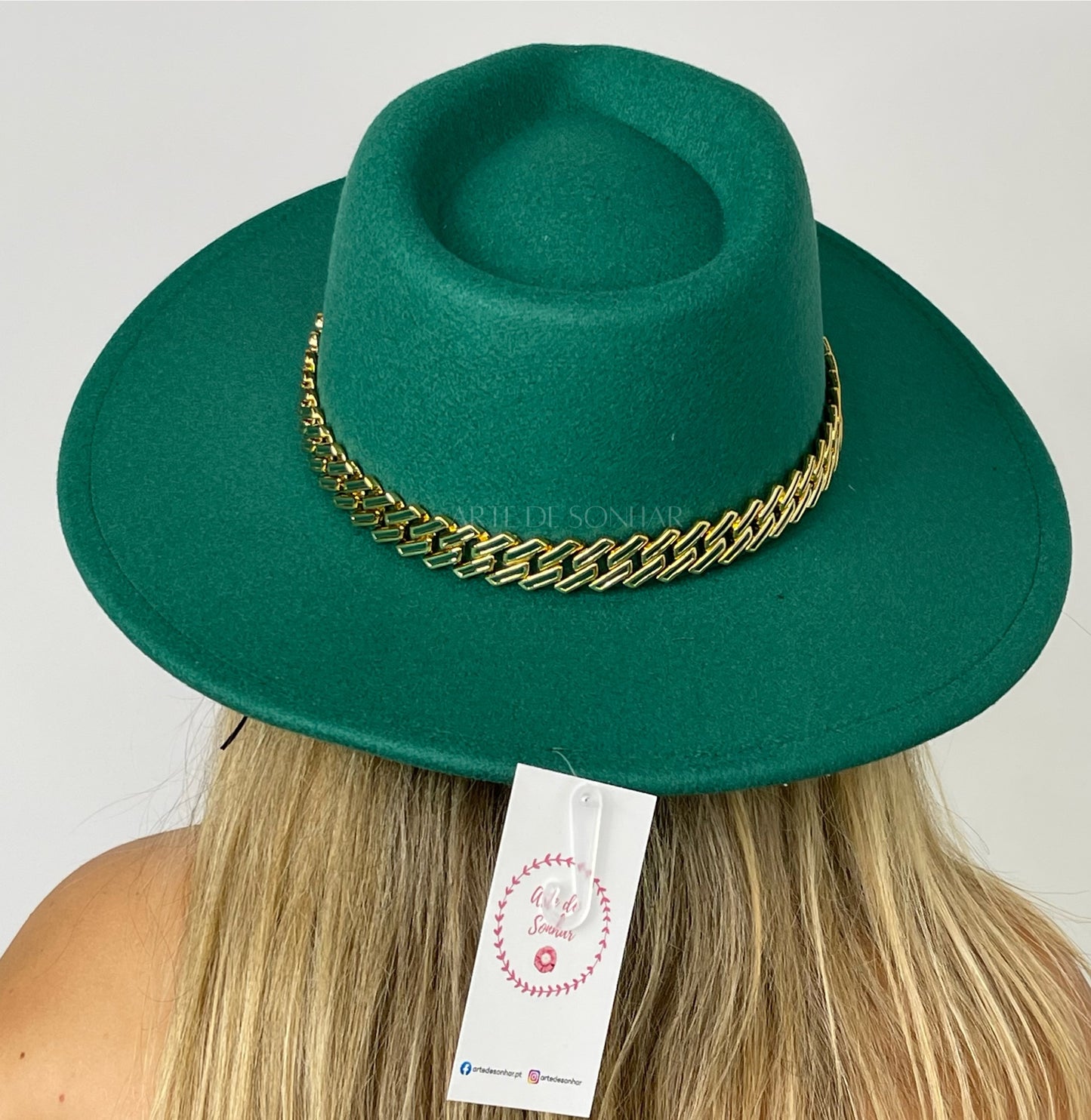 Chapéu verde com aplique dourado
