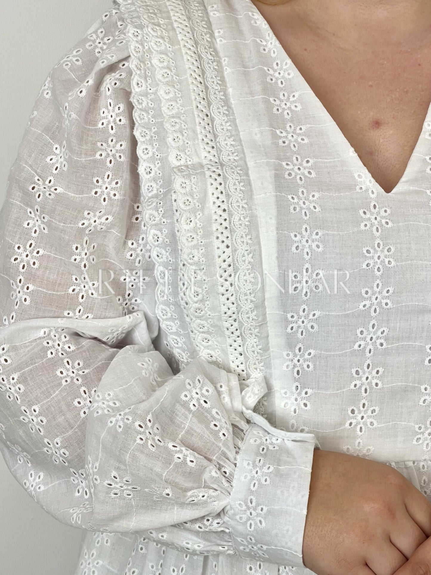 Vestido de bordado inglês com decote em V