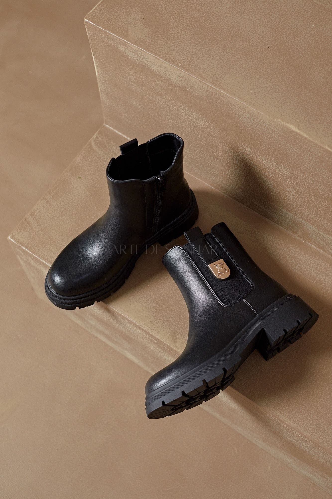 Botas pretas com ursinho