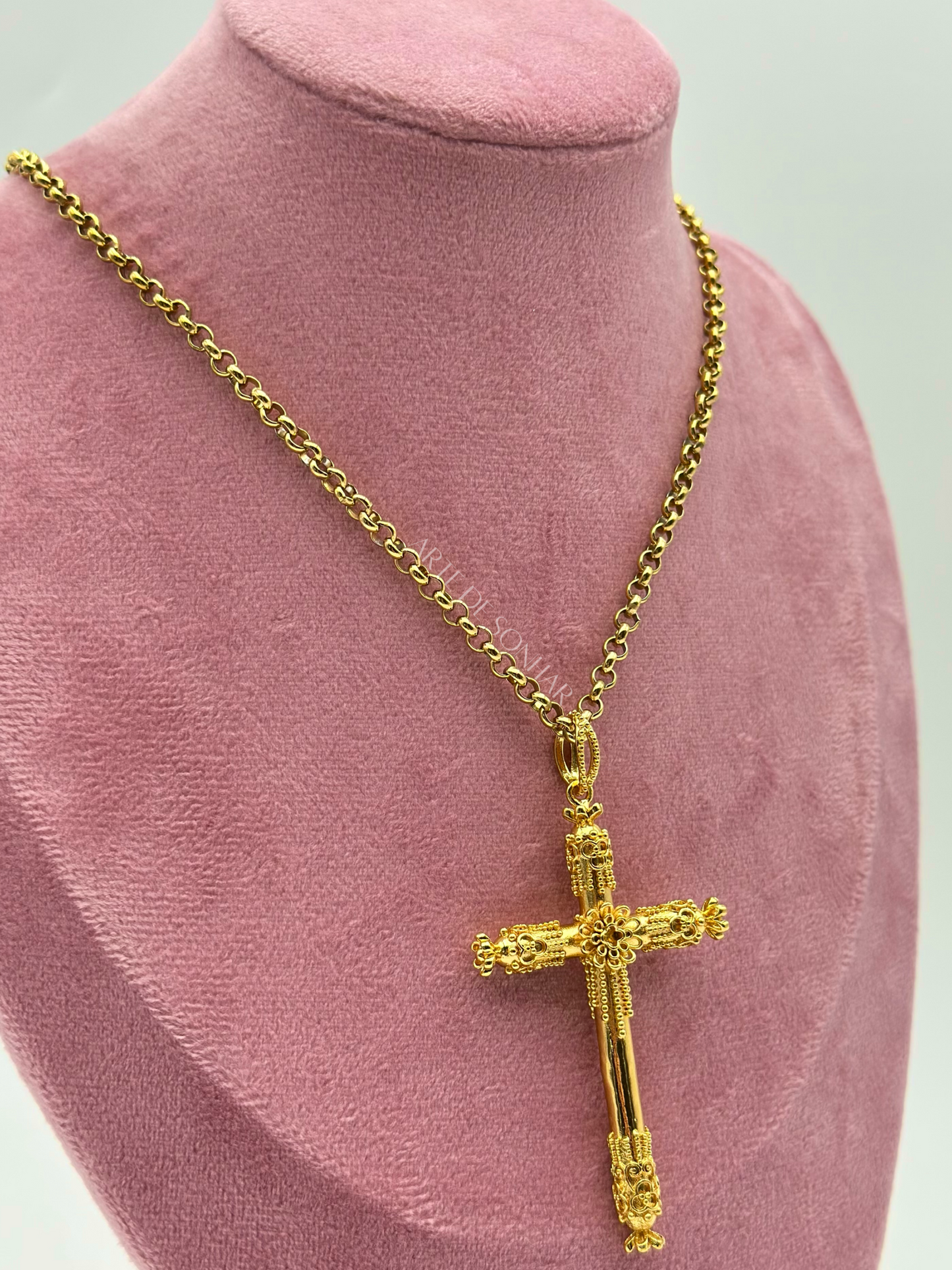 Colar crucifixo filigrana