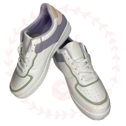 Ténis brancos com lilás, verde, rosa e amarelo