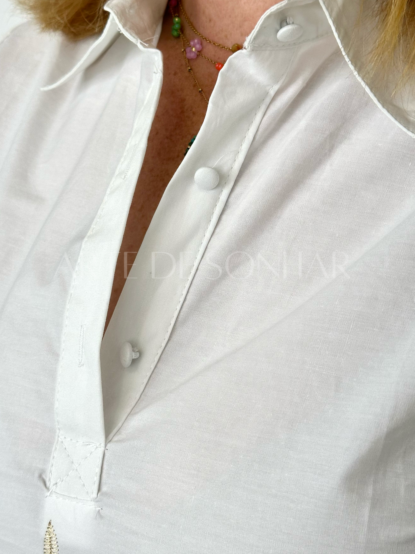 Blusa com renda dourada