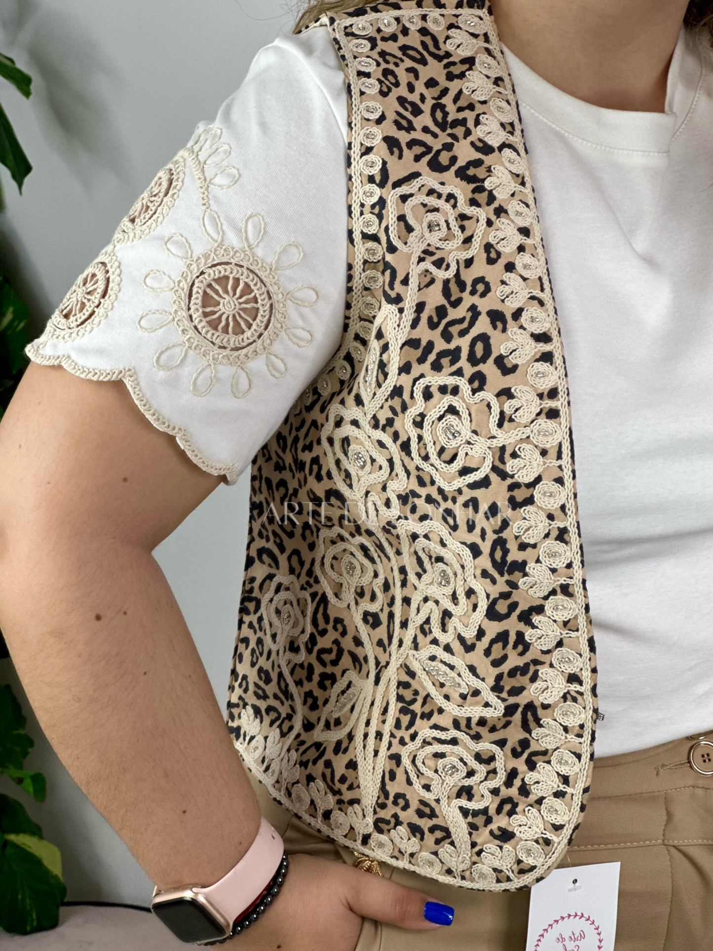 T-shirt branca com bordados