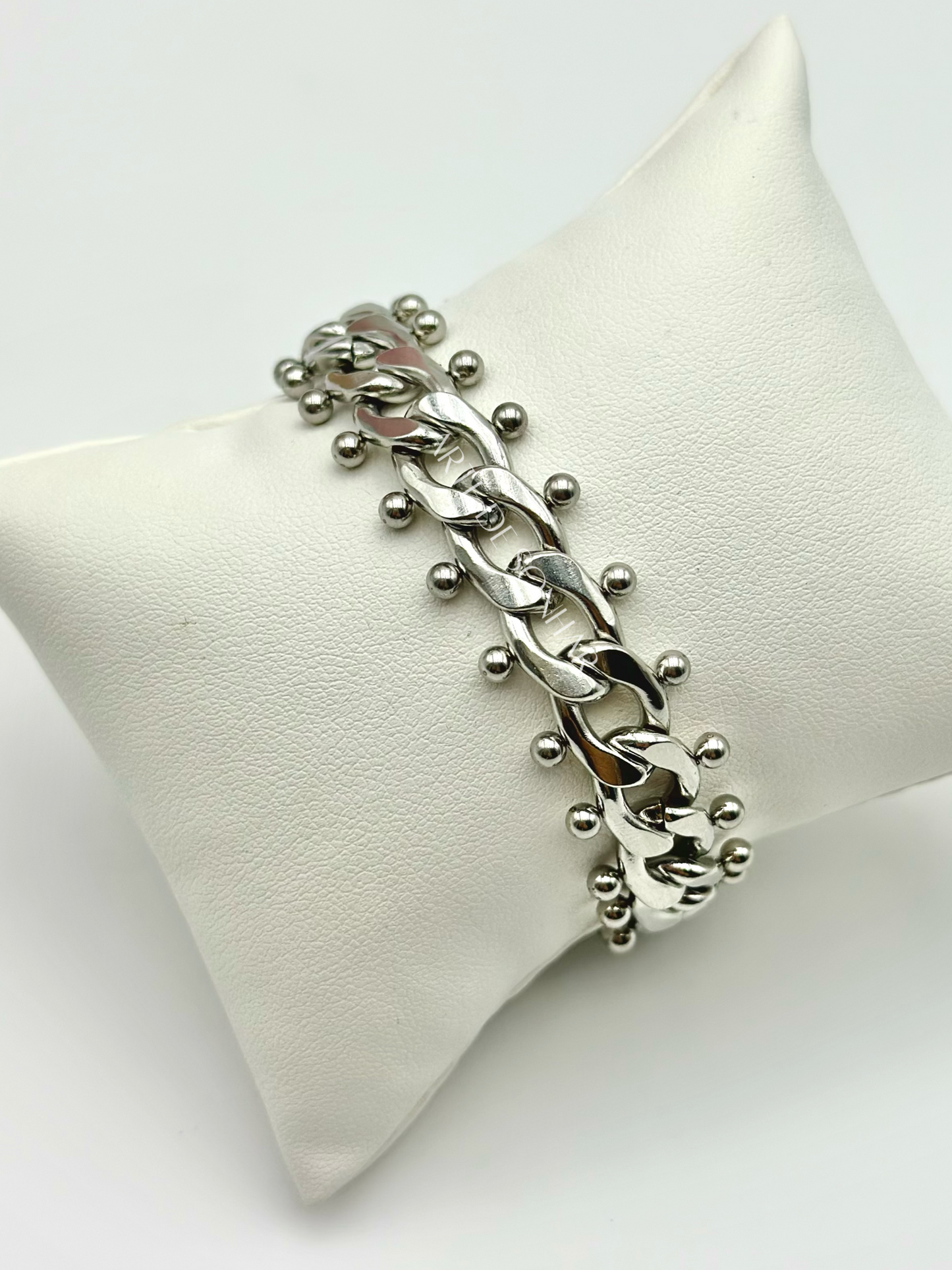 Pulseira prateada de malha aberta média com bolinhas