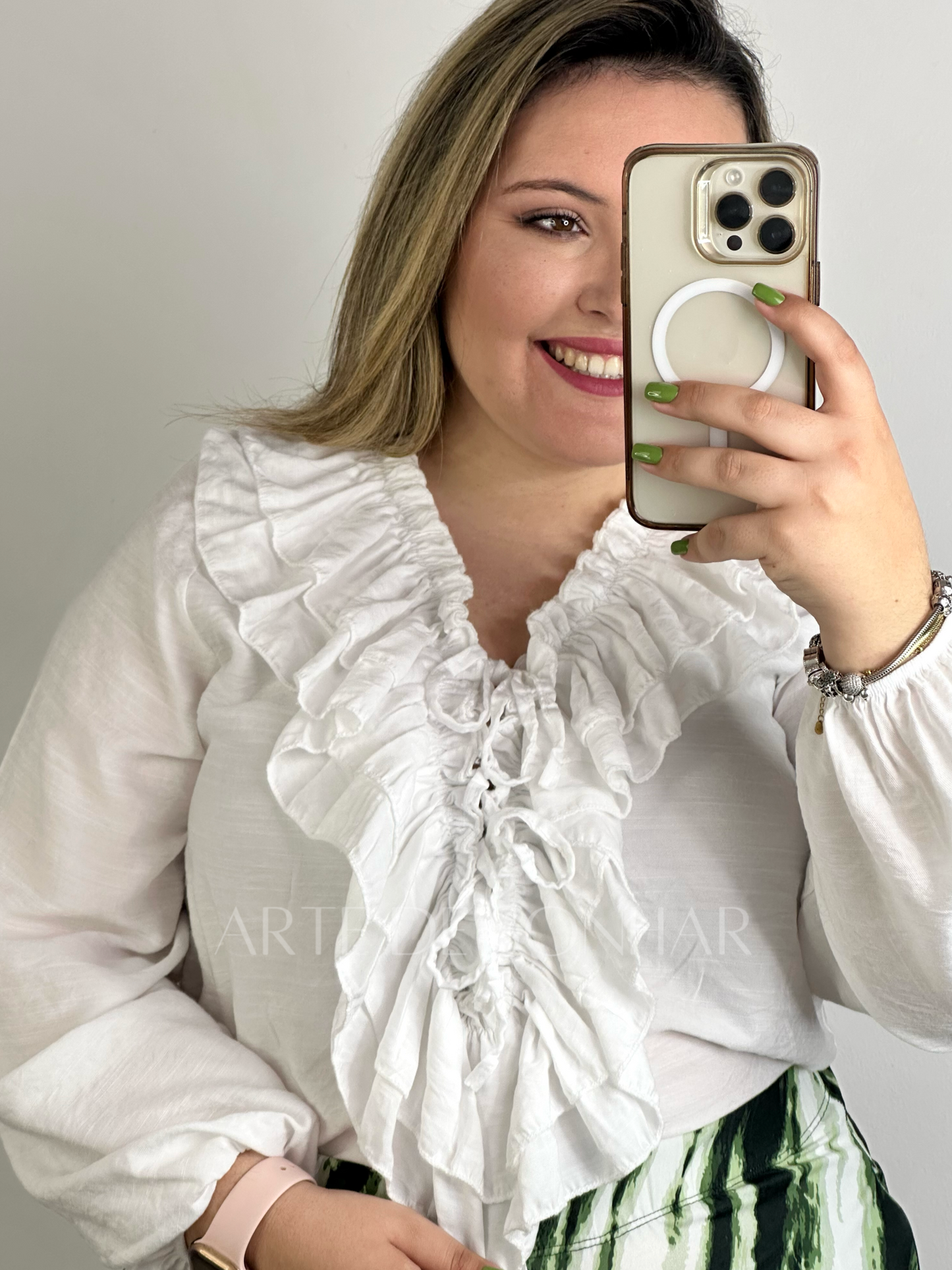 Blusa branca com folhos