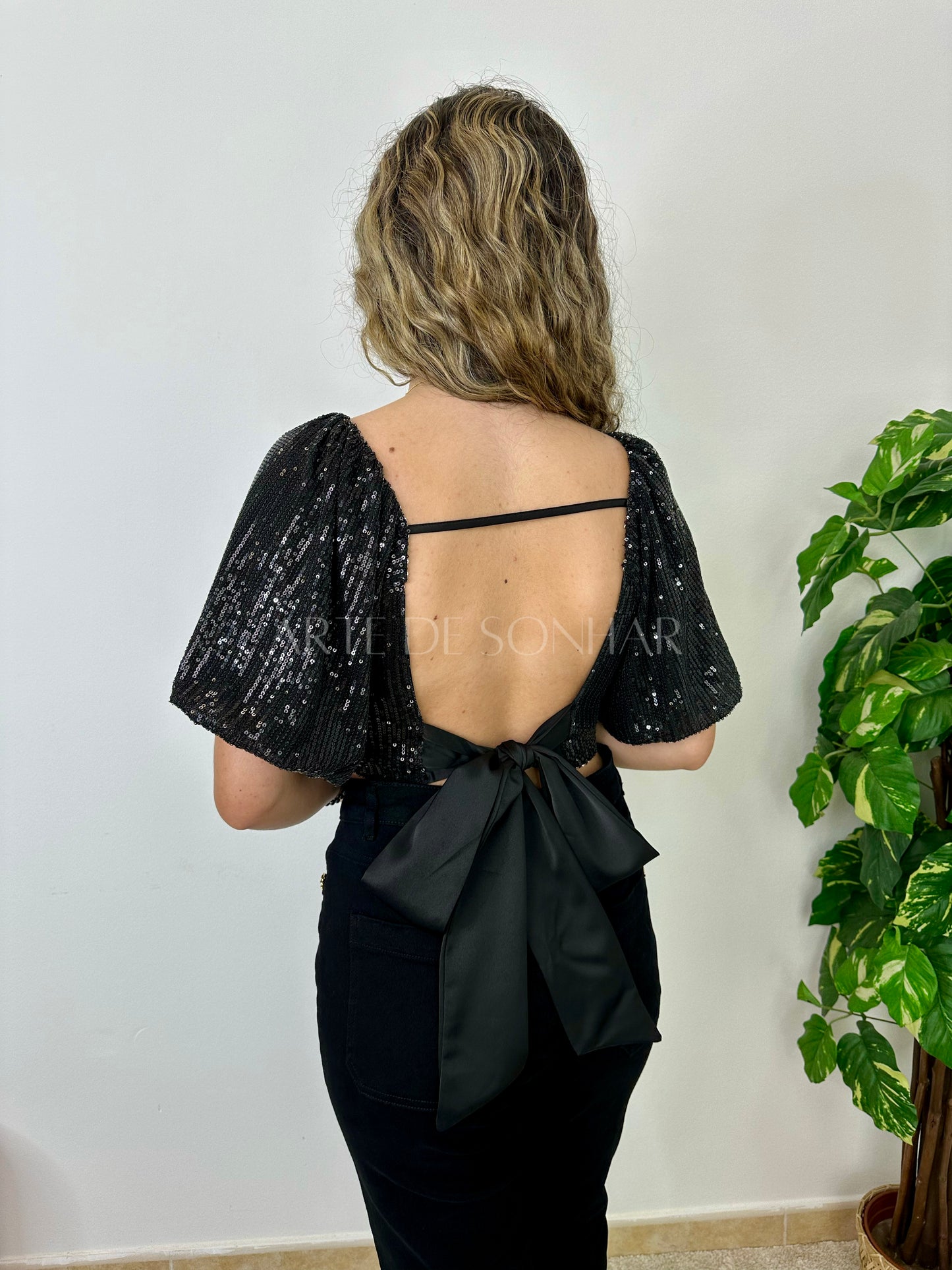 Top de lantejoulas curto com laço