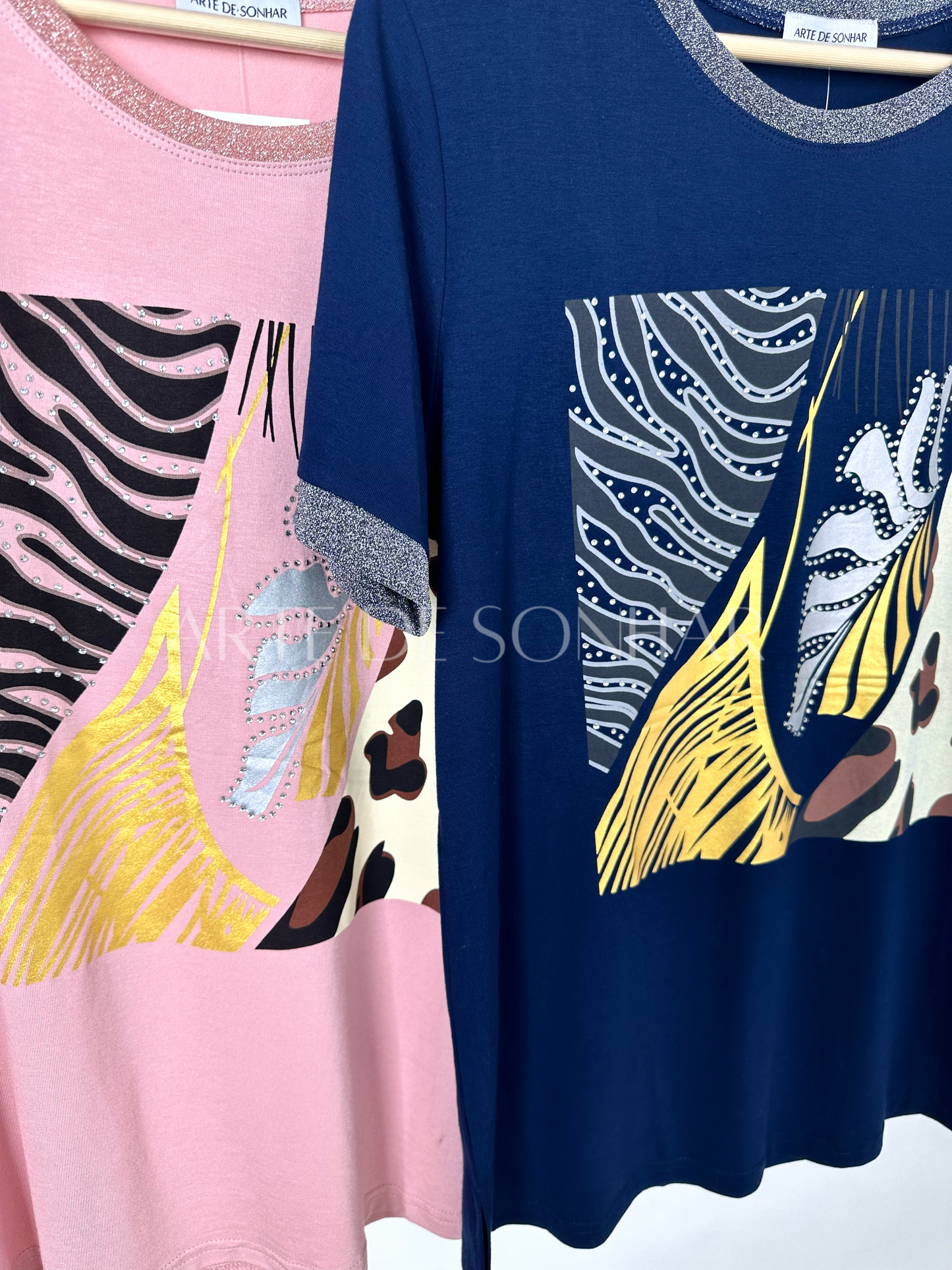 T-shirt com padrão animal e brilhantes na gola e nas mangas