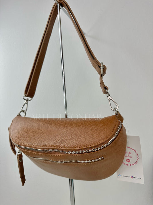 Mala de cintura média em pele camel