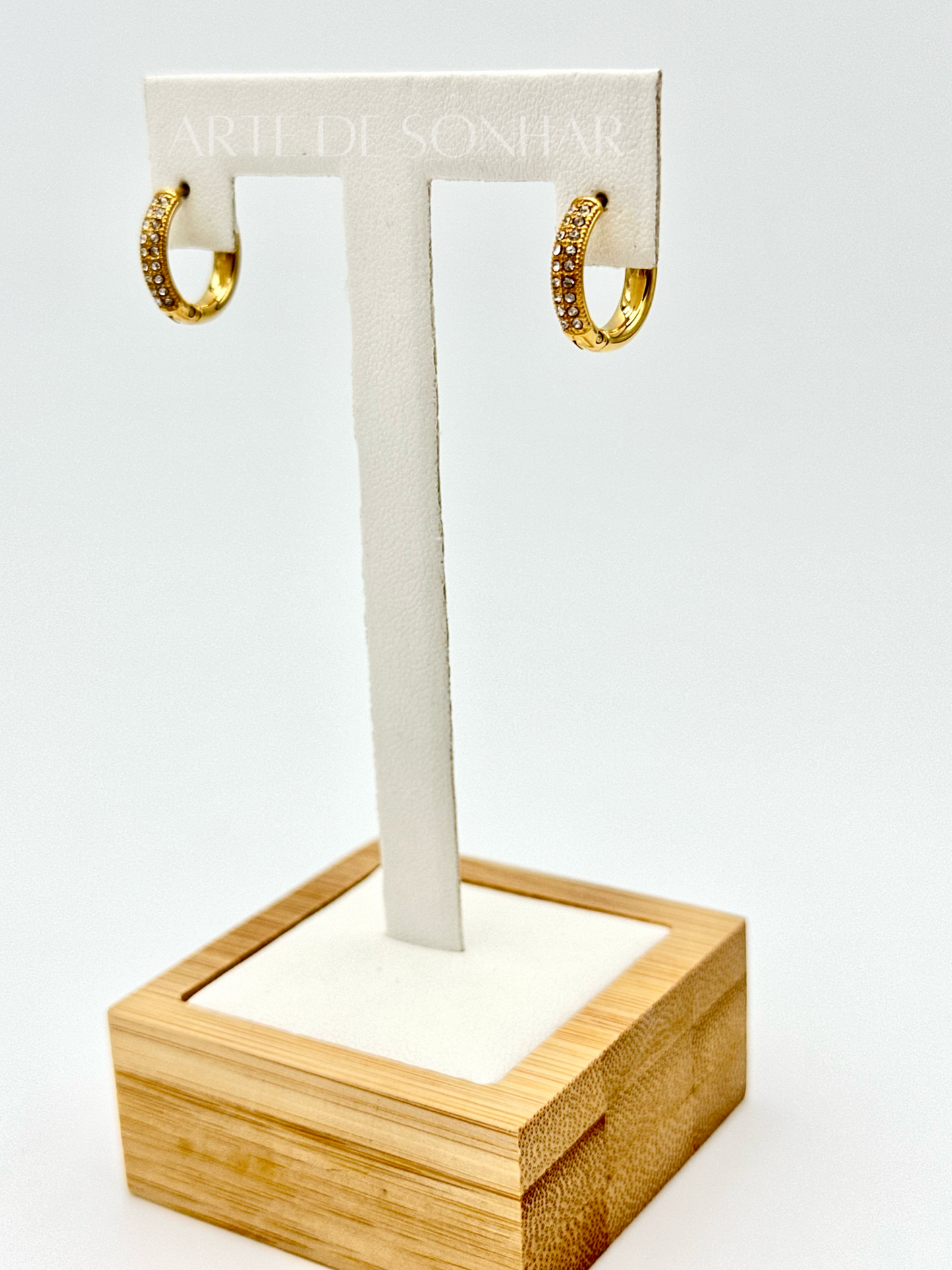 Brincos argolas douradas com brilhantes (1,5 cm)