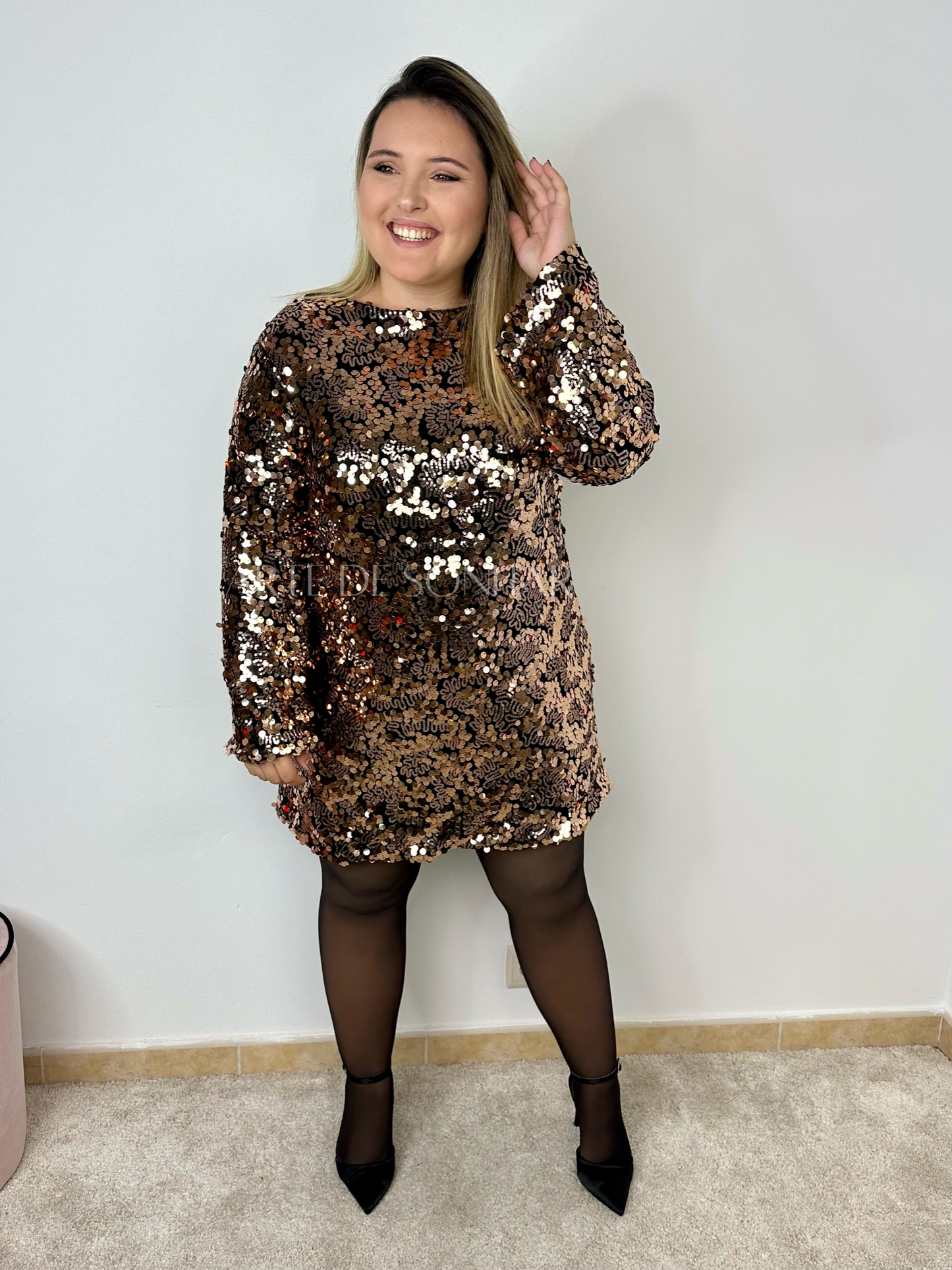 Vestido de lantejoulas com laço de cetim
