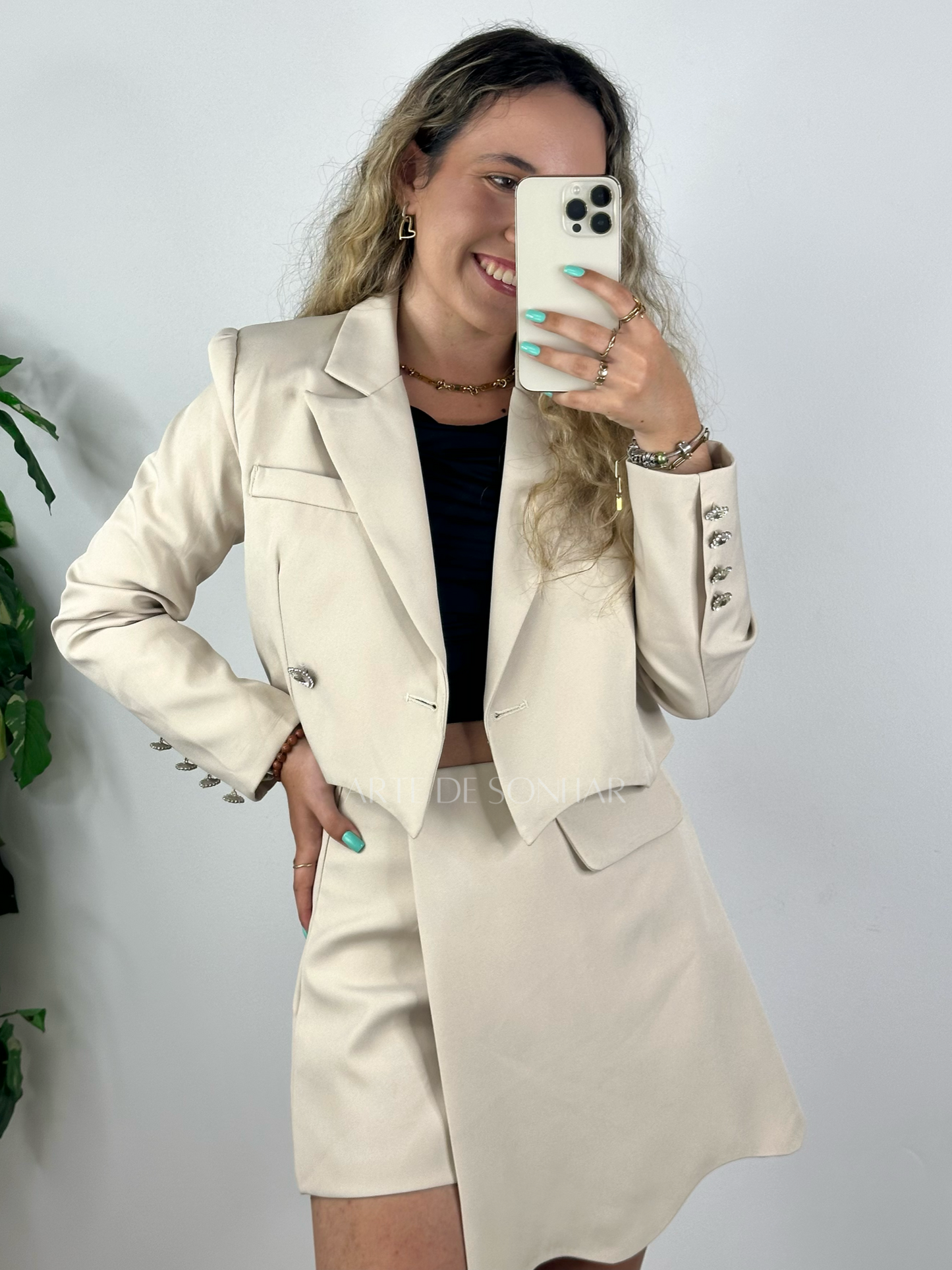 Conjunto de blazer curto com saia calção bege