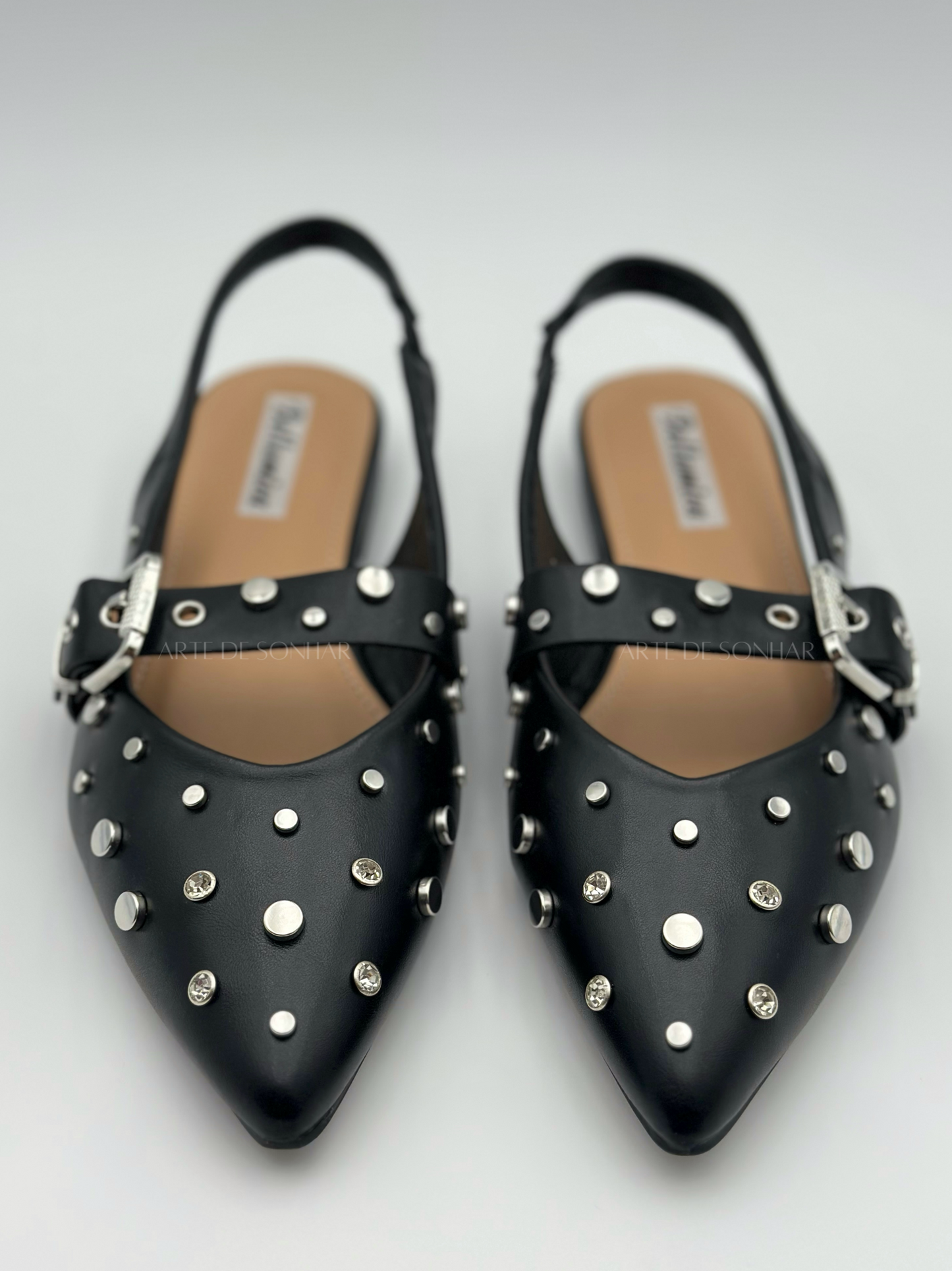Sapatos slingback com tachas e brilhantes