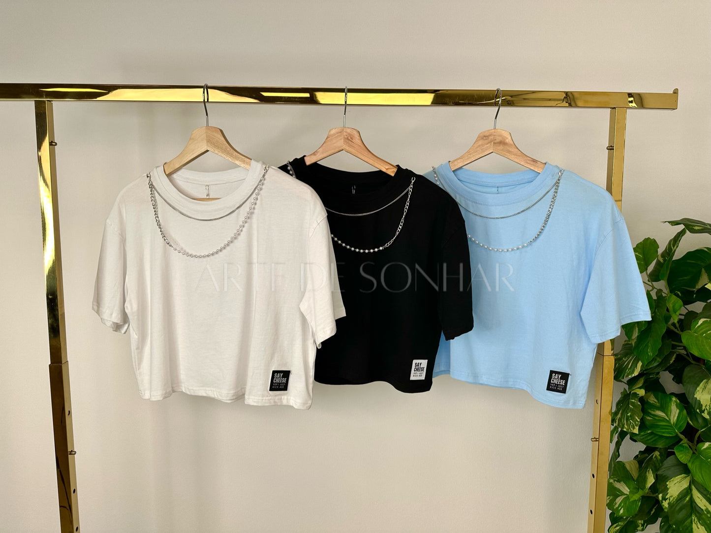 T-shirts curtas com aplique de pérolas e corrente
