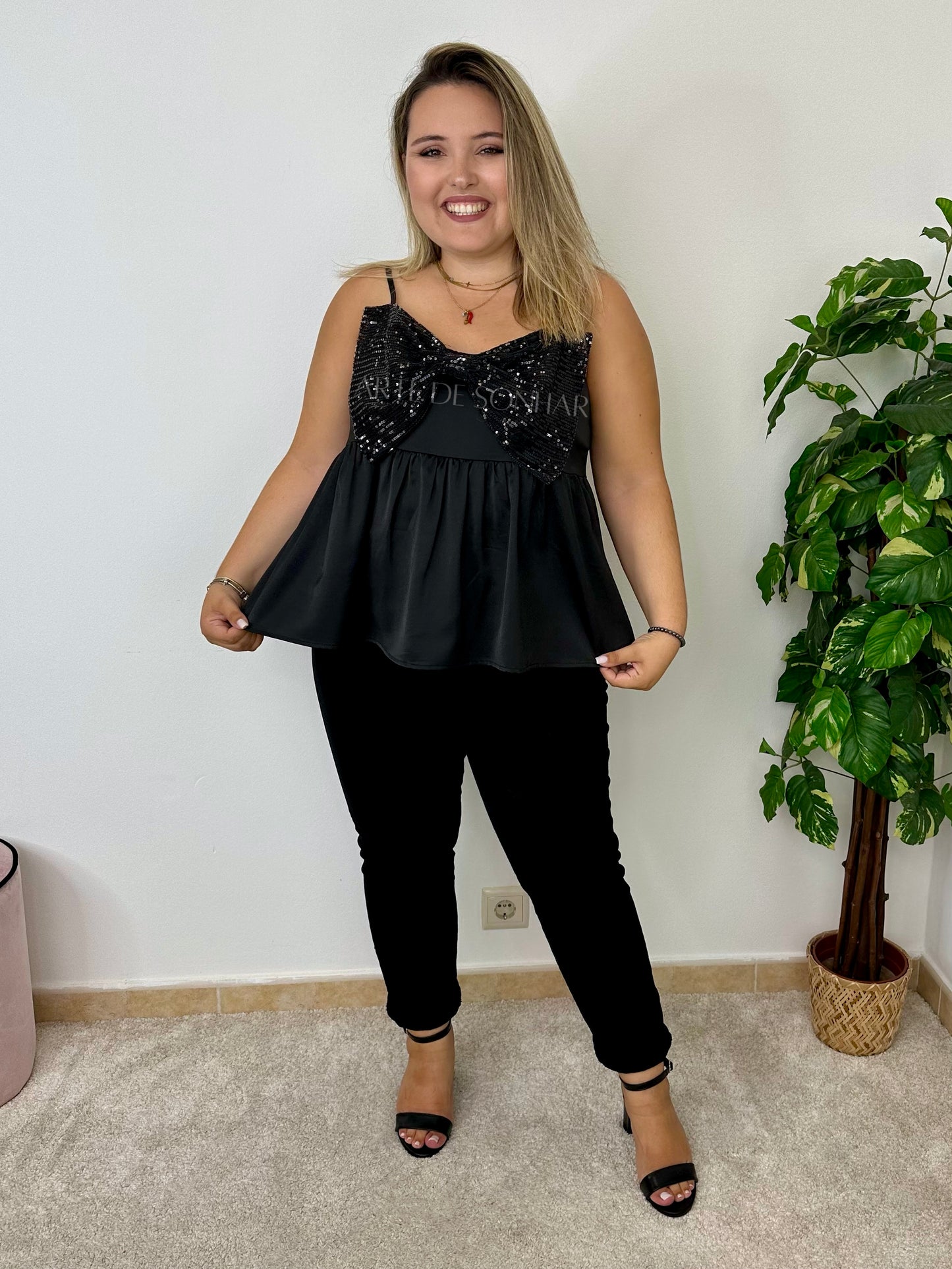 Top de lantejoulas com laço