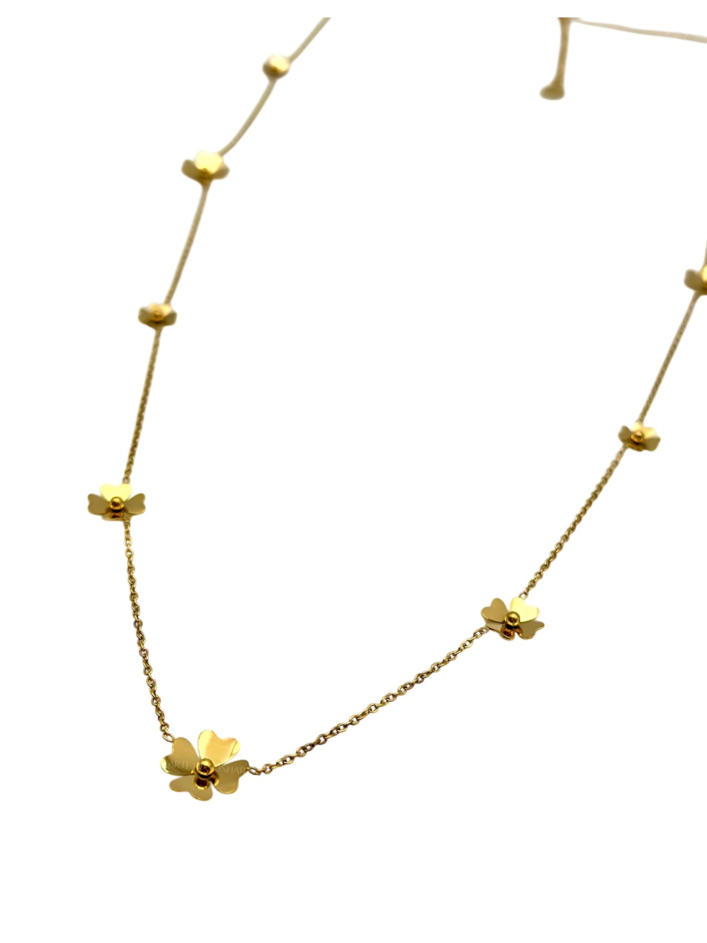 Colar dourado com trevos