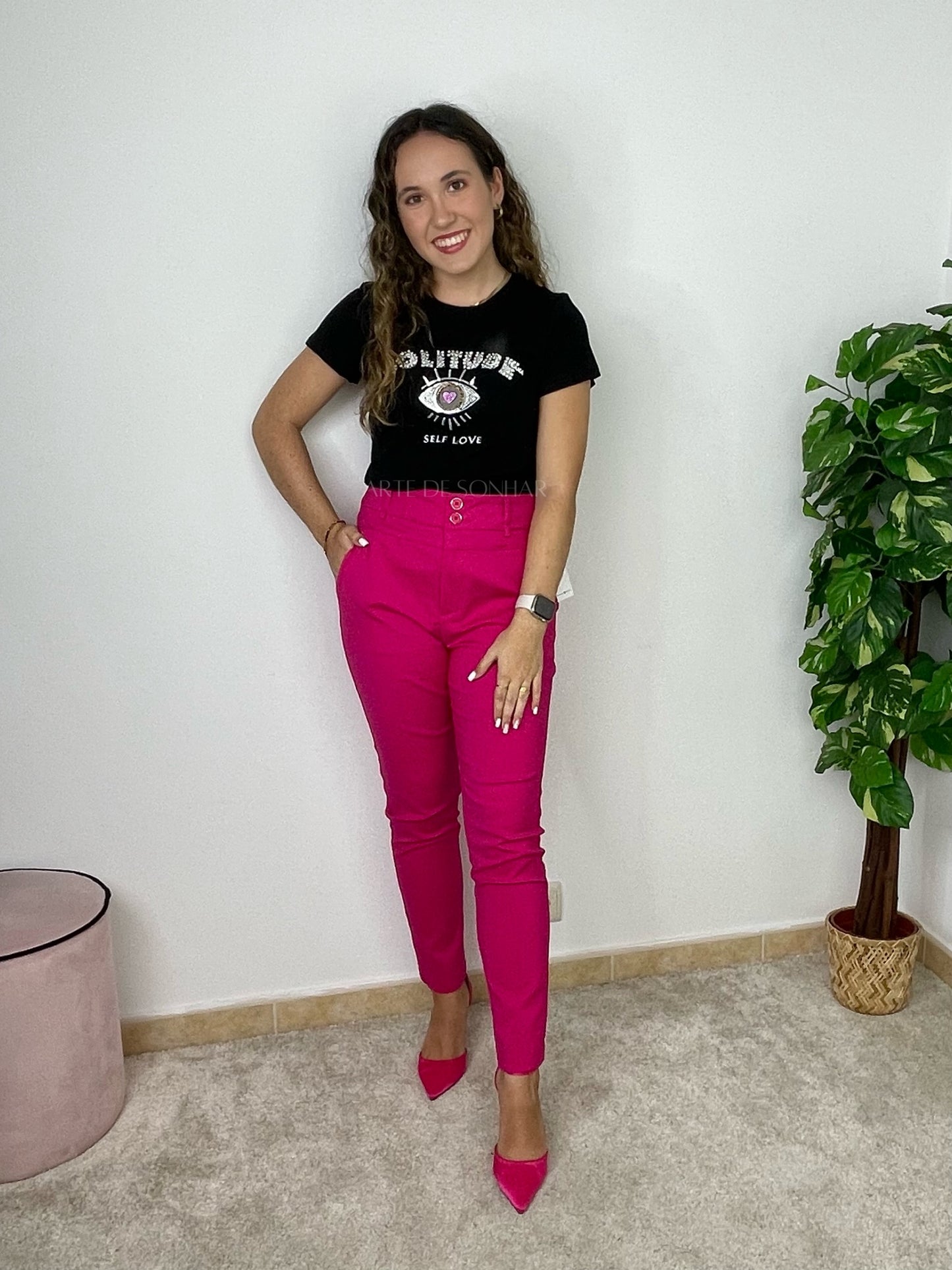T-shirt com olho e letras com cristais