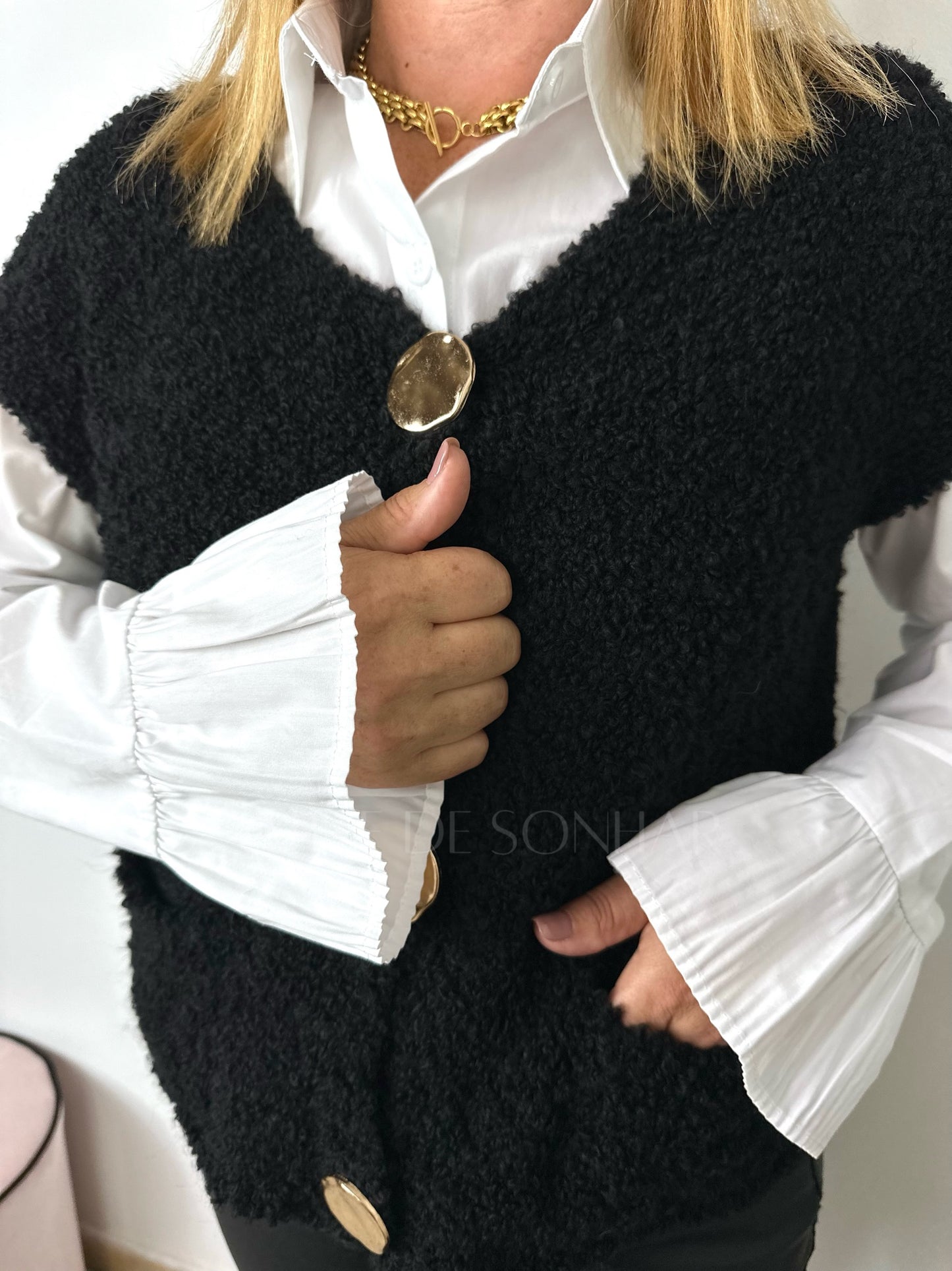 Camisa branca simples com folhos na manga