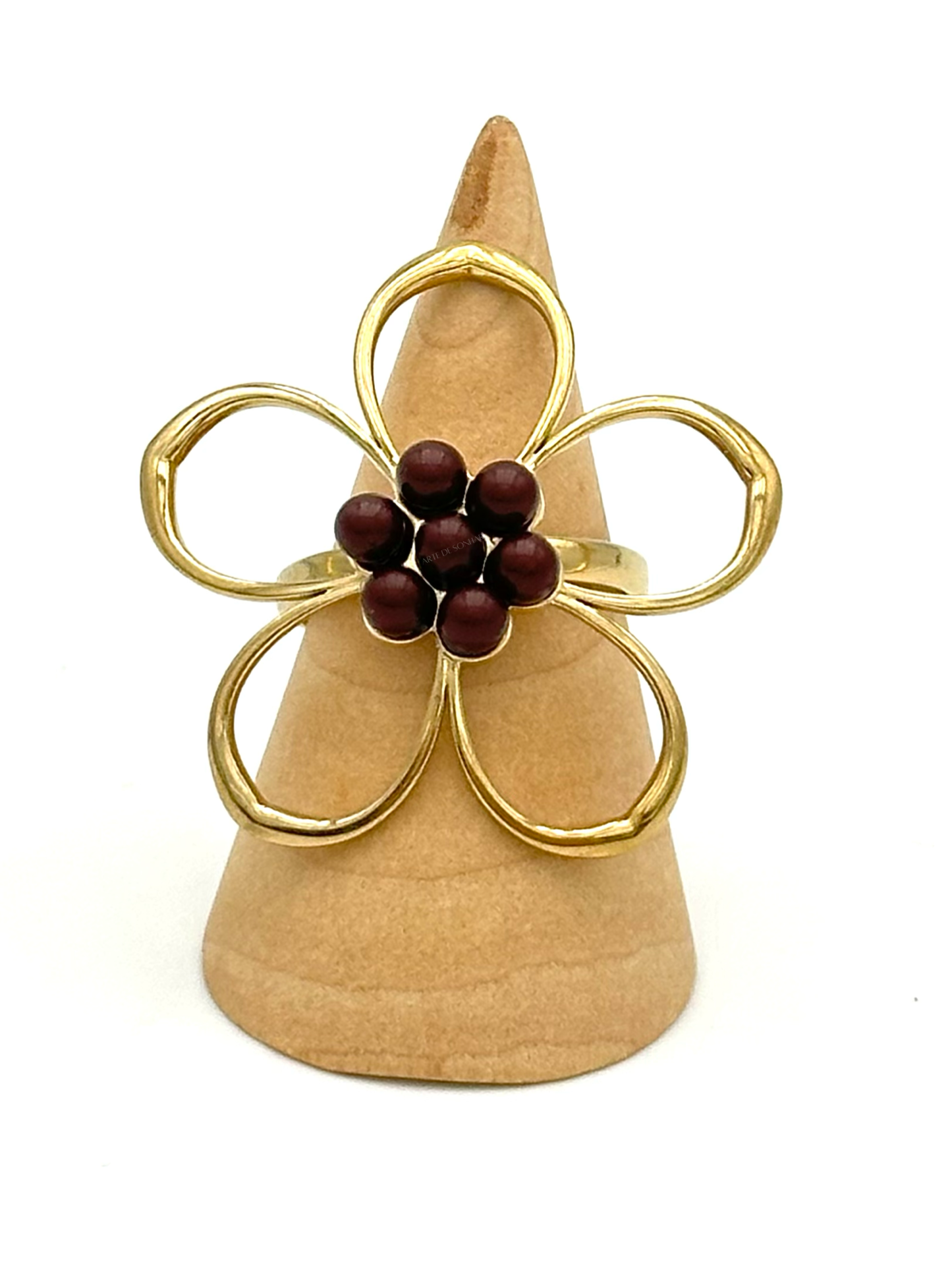 Anel da flor com pedras castanhas