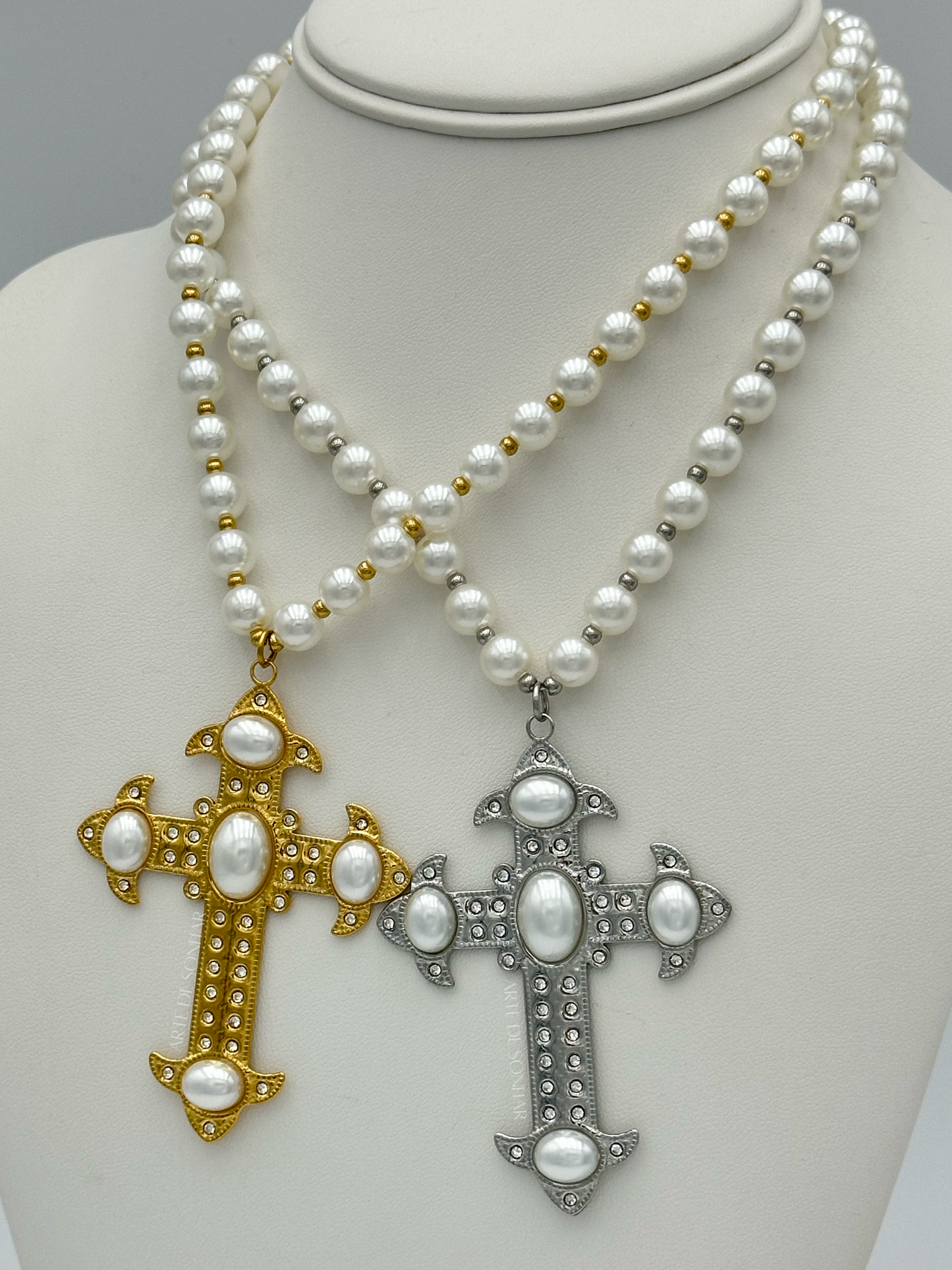 Colar da cruz com pérolas e brilhantes