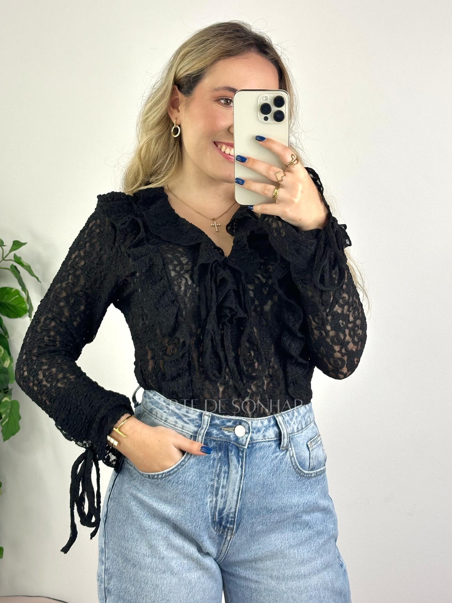 Colar dourado com cruz e brilhantes