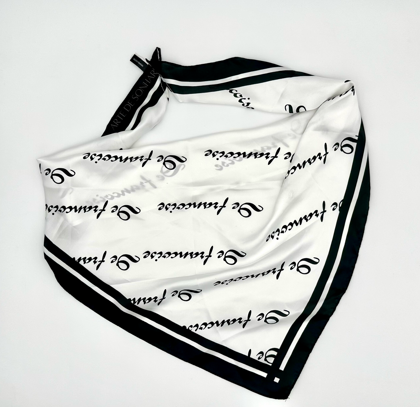 Lenço acetinado preto e branco