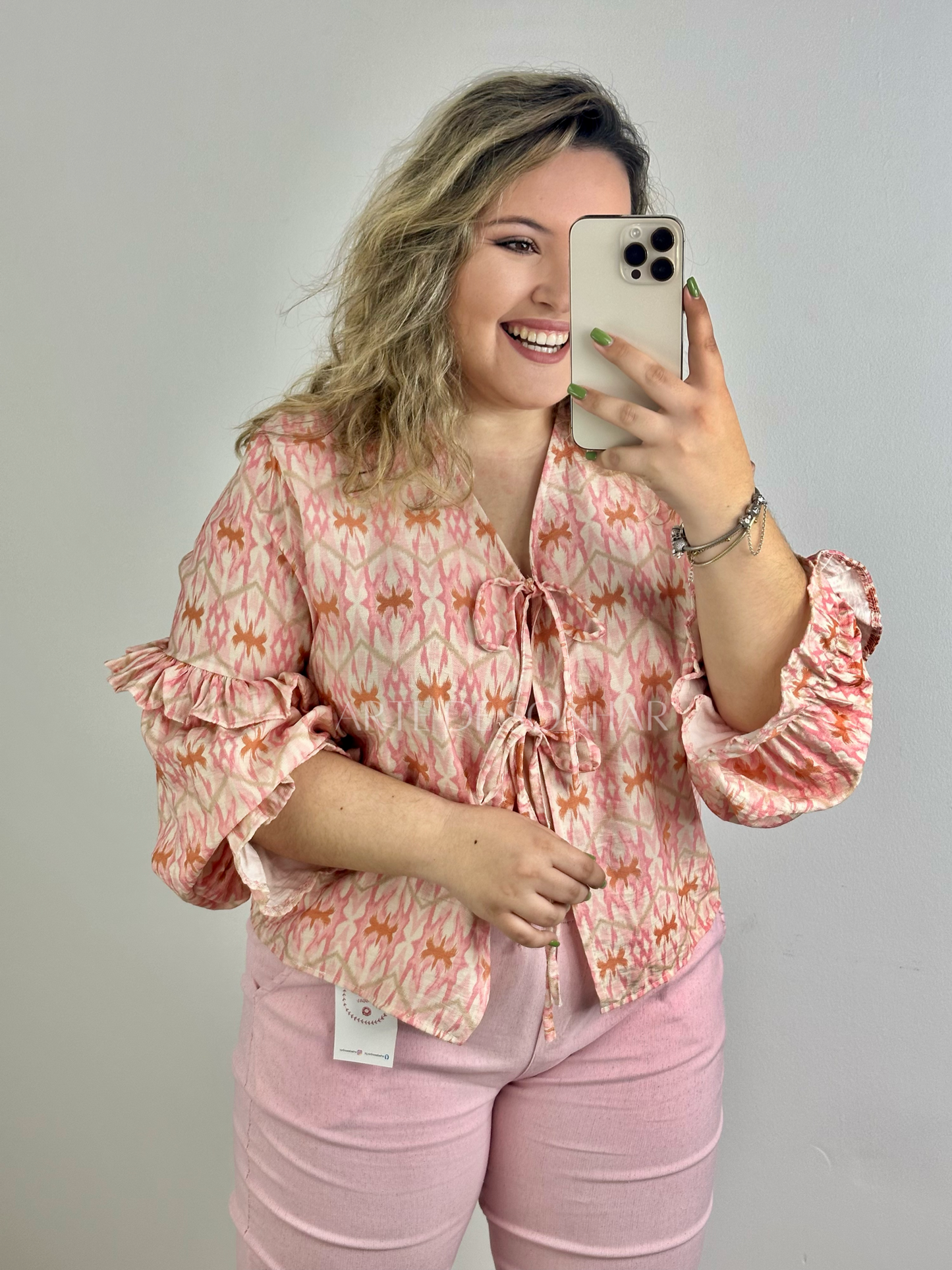 Blusa de atilhos com folhos