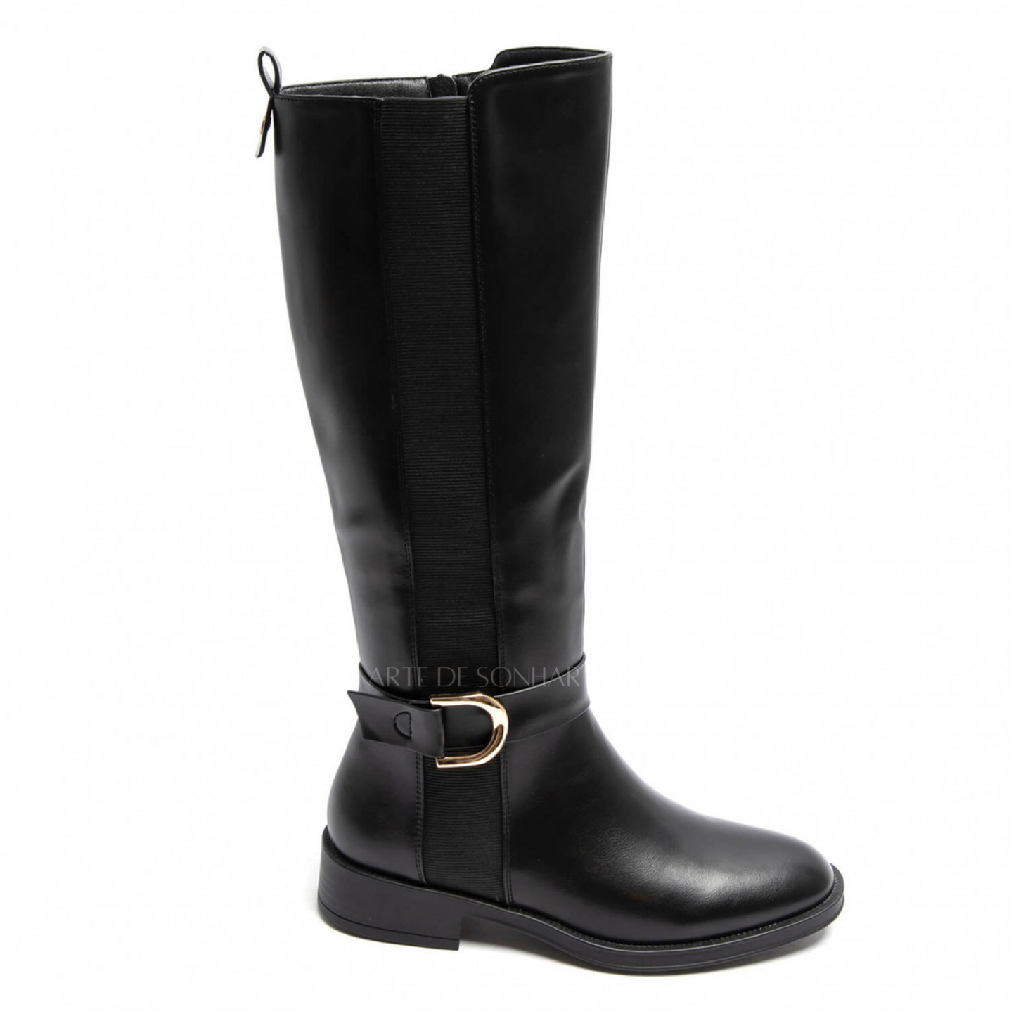 Bota estilo cavaleira com fivela e elástico