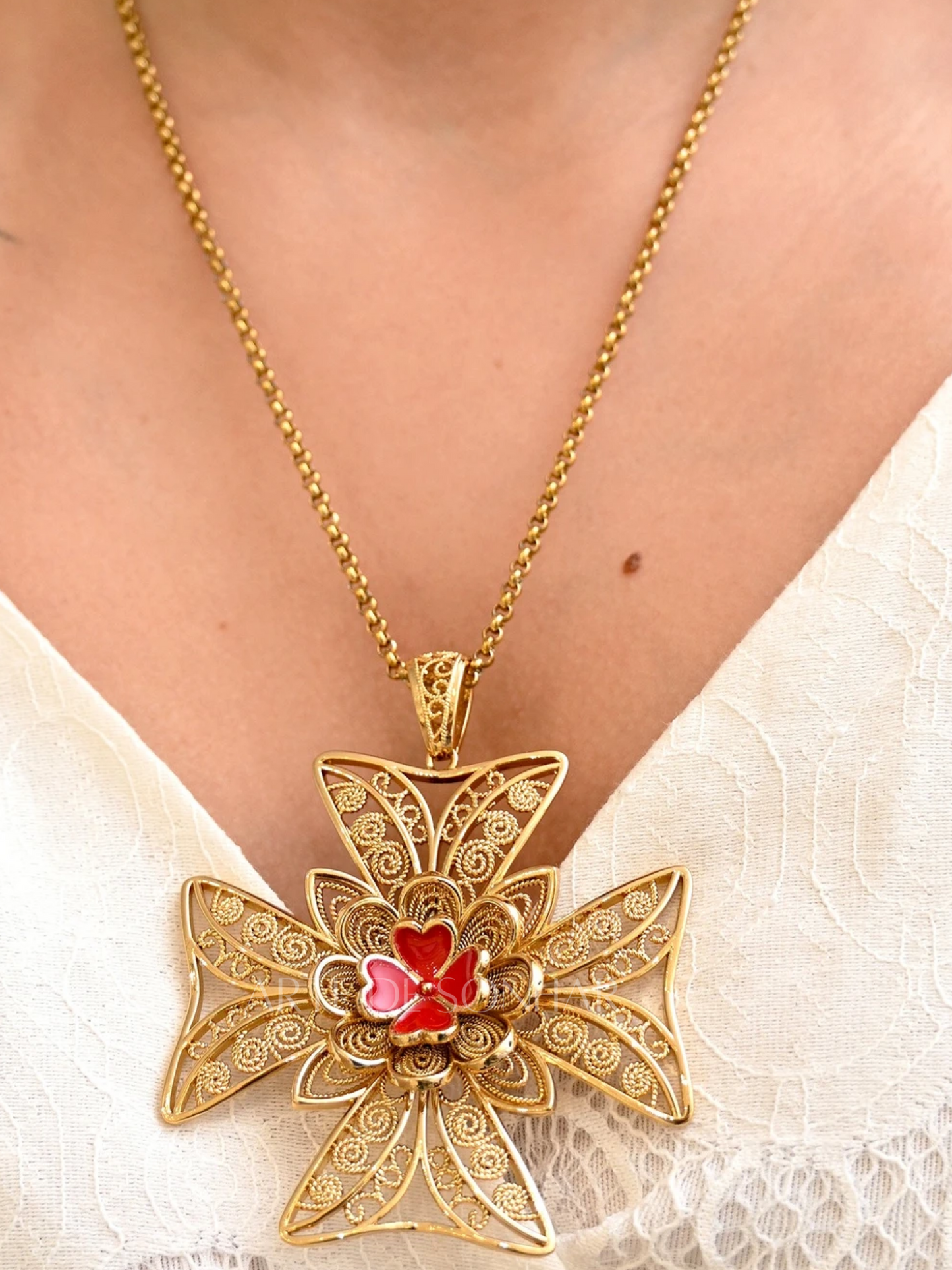 Colar Cruz de Malta com trevo vermelho XL