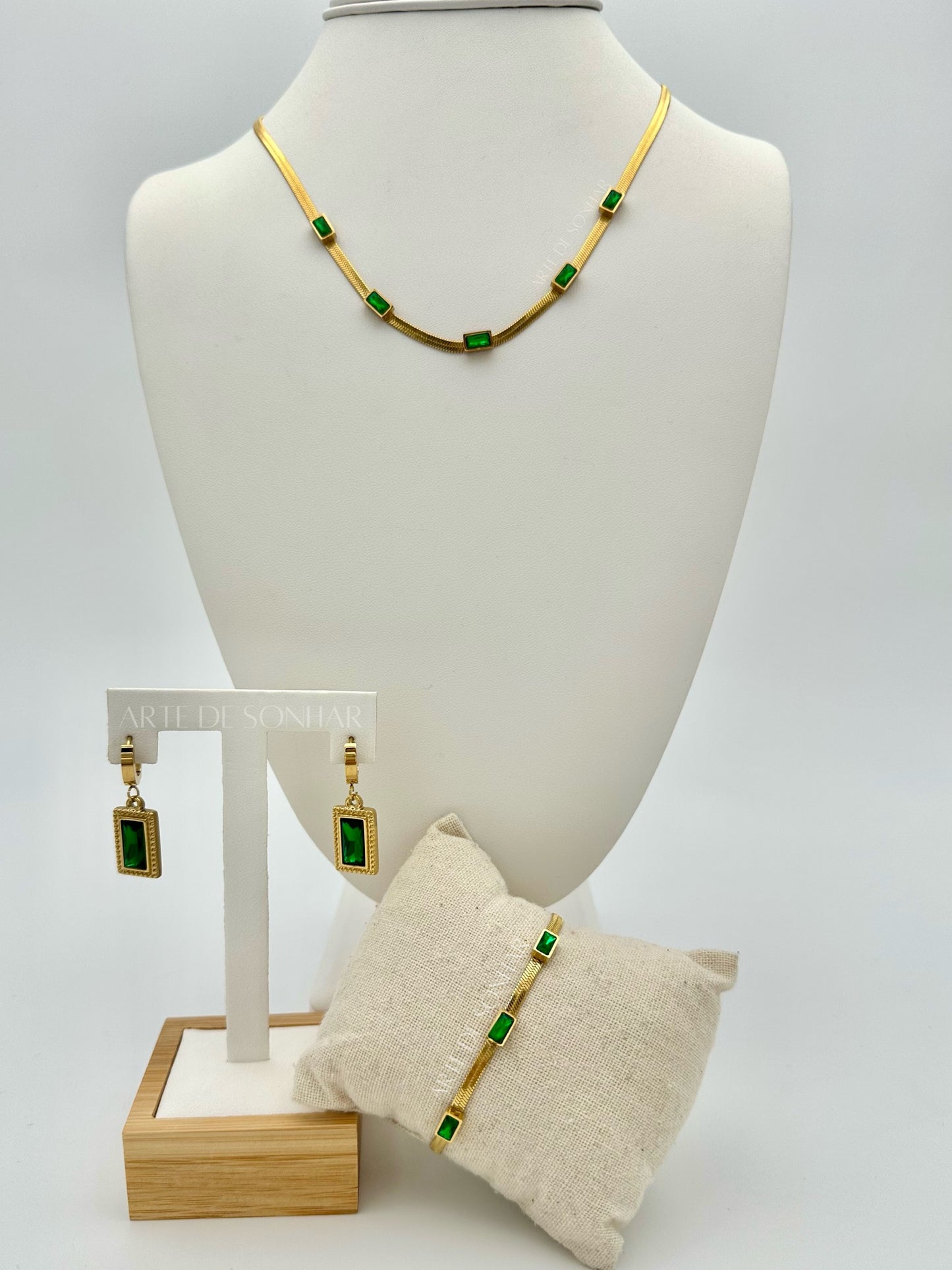 Pulseira dourada com cristais verdes