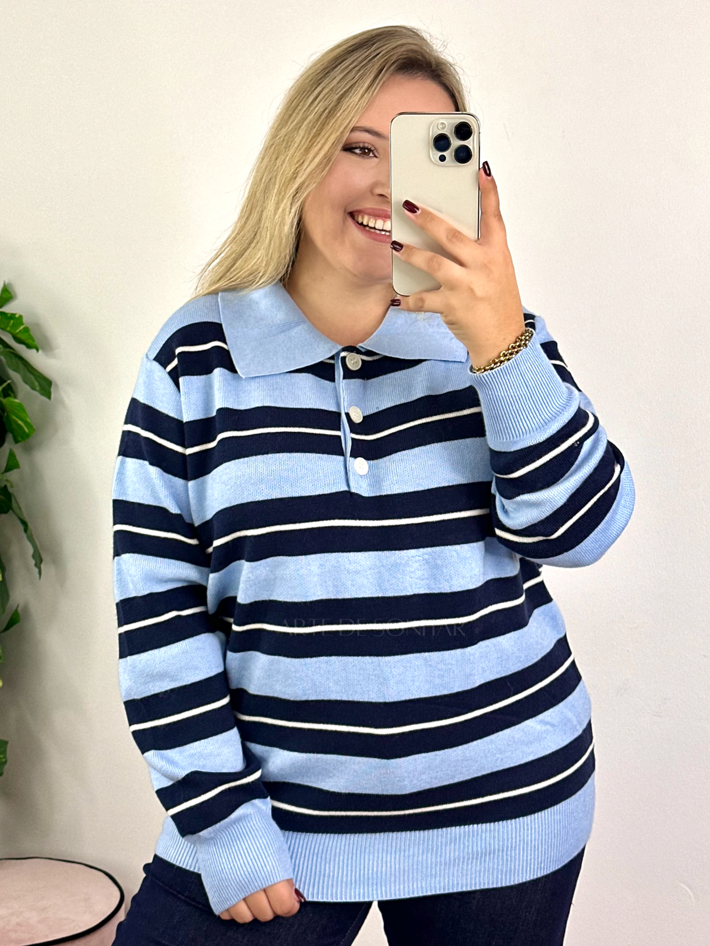 Polo de riscas azuis