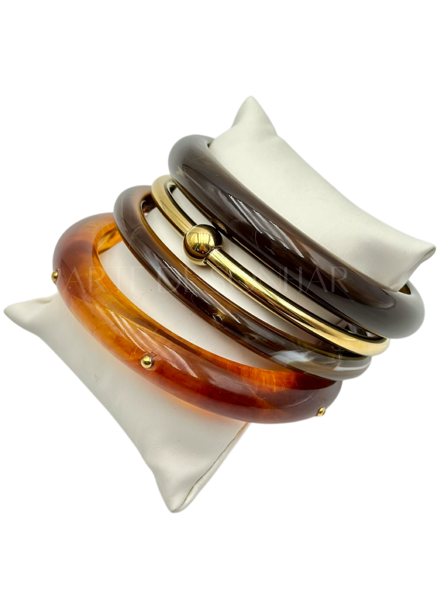 Conjunto de pulseiras castanho e dourado